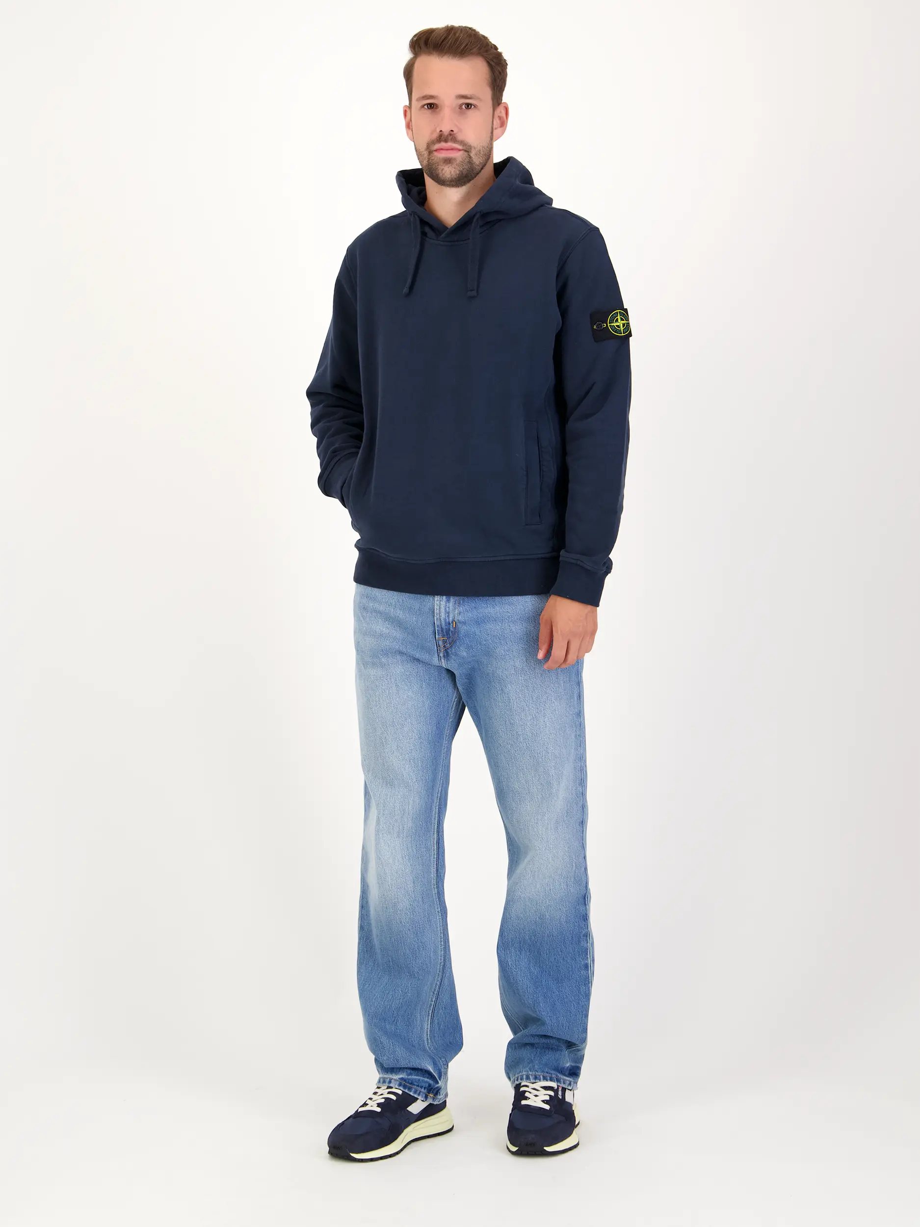 Sweatshirt - Artikel Teil eines Outfits getragen von einem Modell - Farbe: Blau