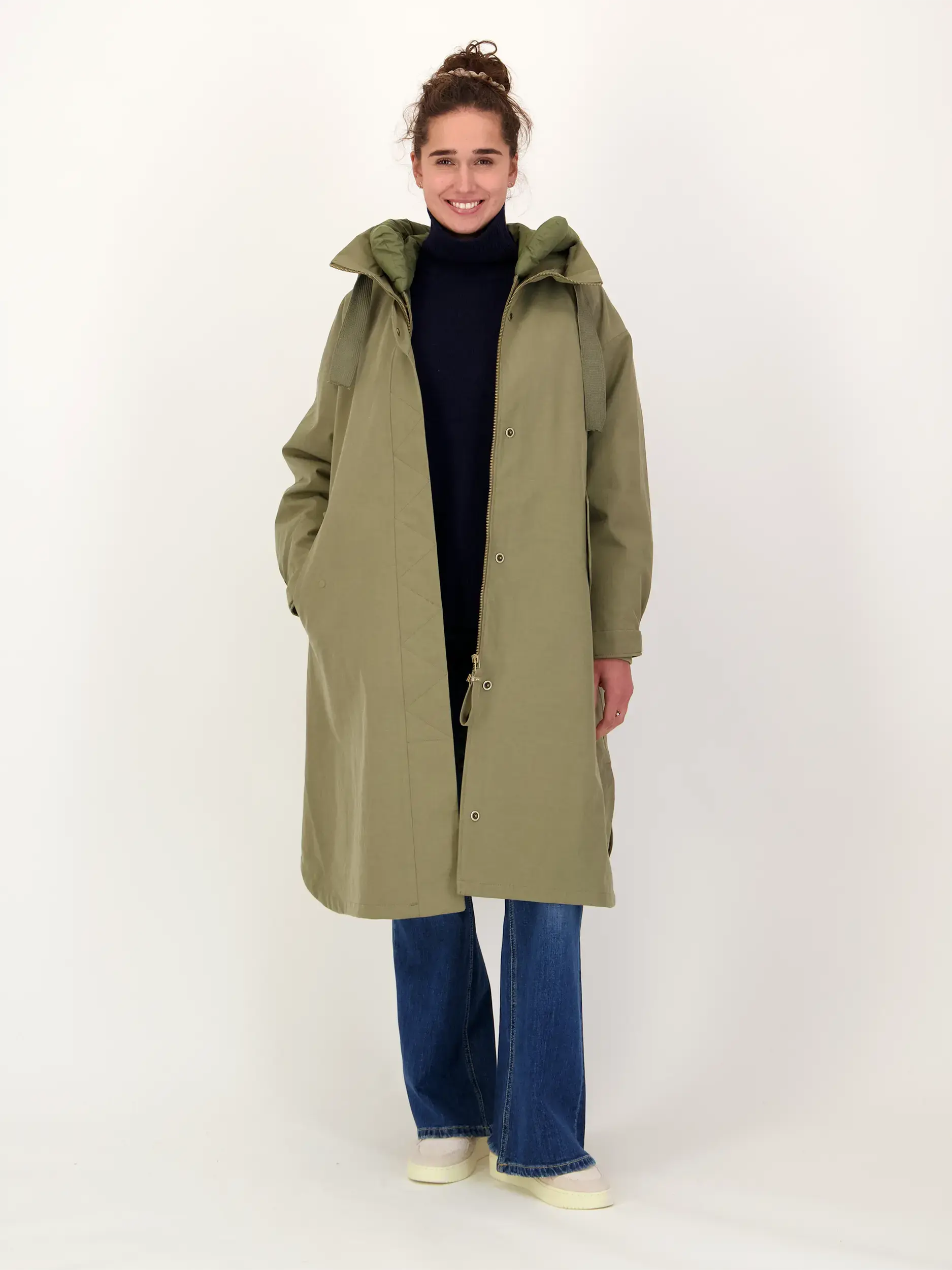 Mantel 'Akira' - Artikel Teil eines Outfits getragen von einem Modell - Farbe: Grün