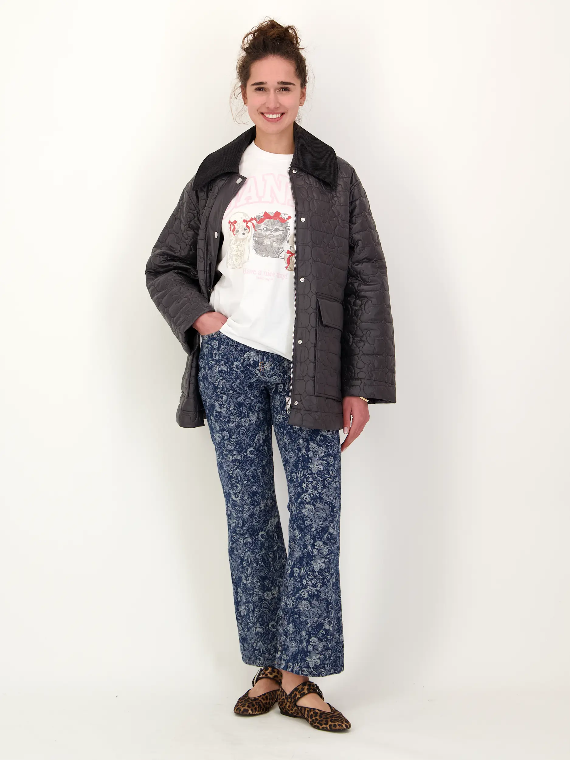 T-Shirt - Artikel Teil eines Outfits getragen von einem Modell - Farbe: Weiß