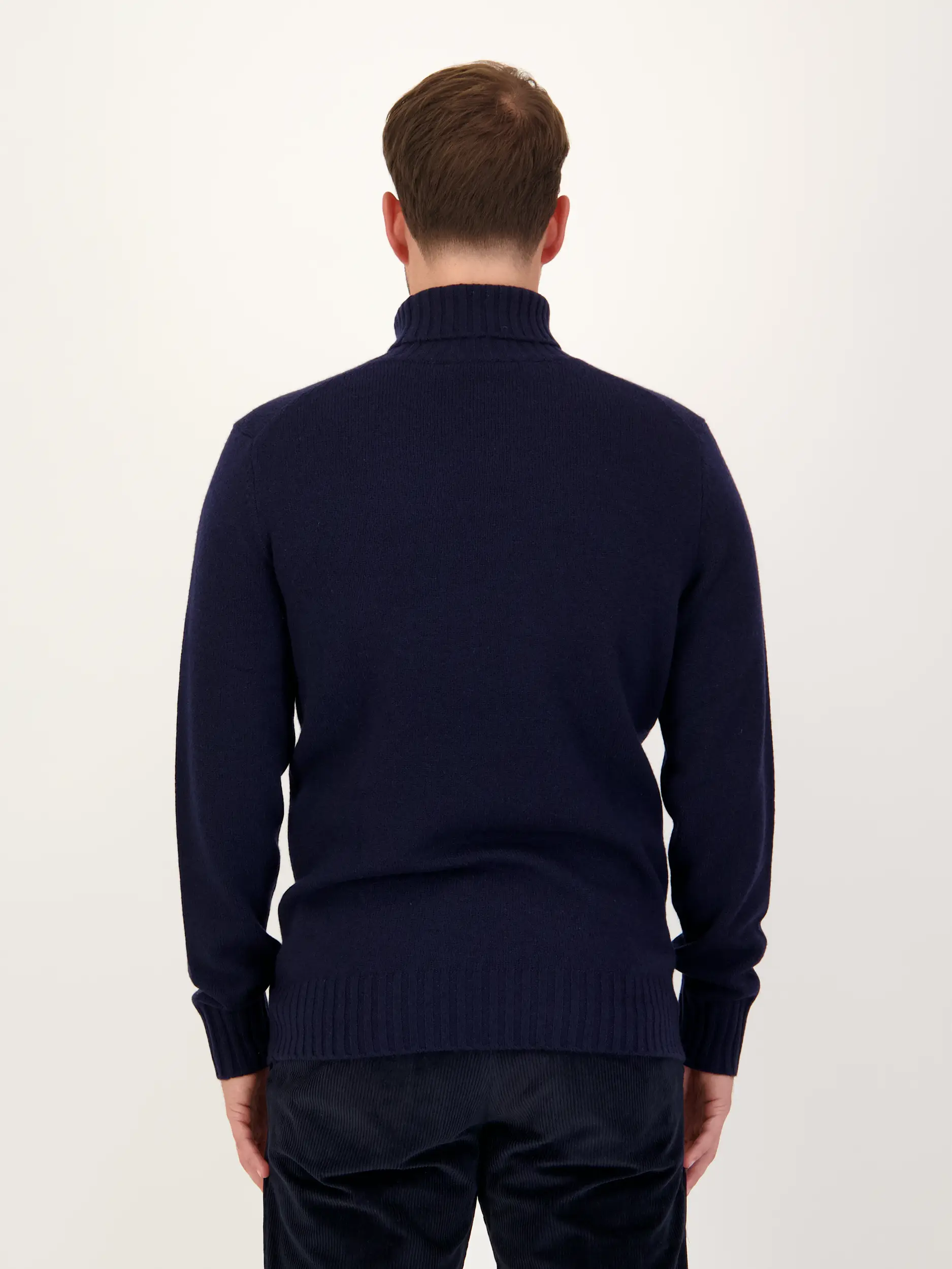 Rollkragenpullover 'Trani' aus Kaschmir-Merino-Mix langarm - Artikel Rückseite getragen von einem Modell - Farbe: Blau