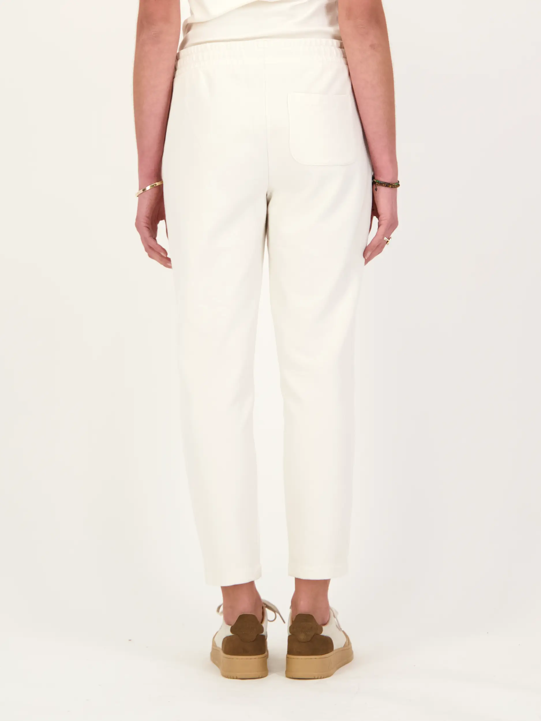 Sweathose 'Stina' - Artikel Rückseite getragen von einem Modell - Farbe: Creme