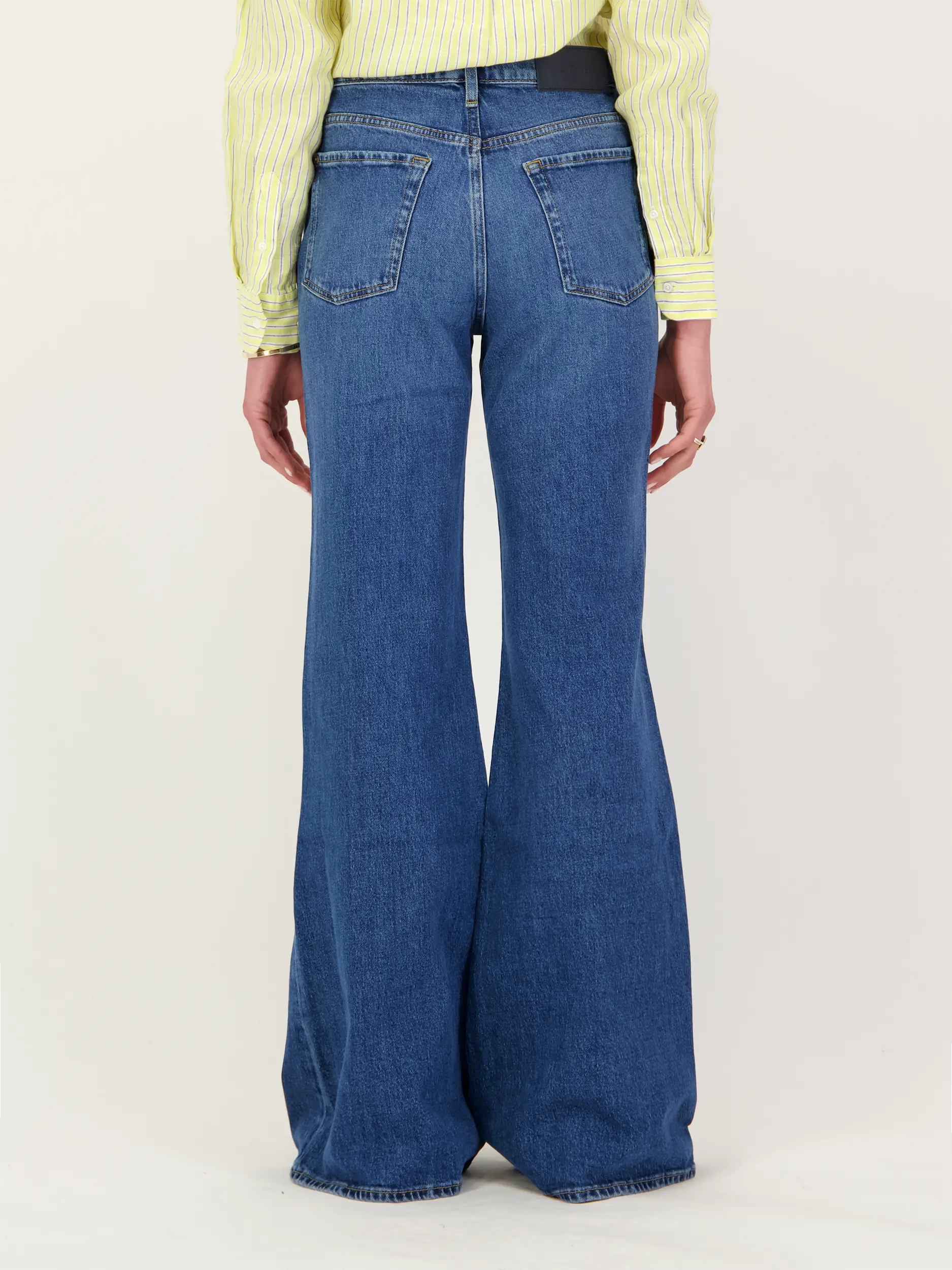 High Rise Flared Leg Jeans 'Retro Flare' - Artikel Rückseite getragen von einem Modell - Farbe: Blau