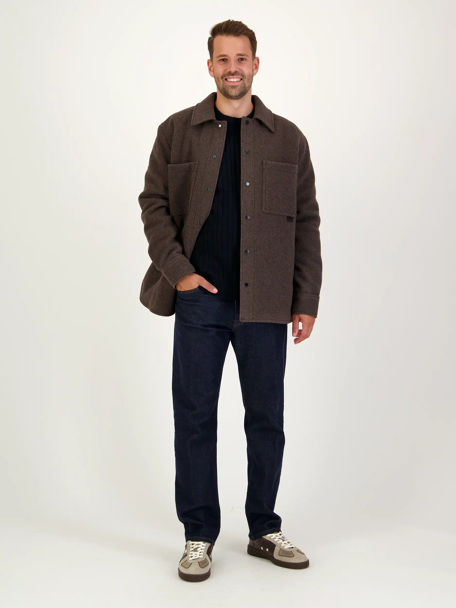 Pullover aus Woll-Mix langarm - Artikel Teil eines Outfits getragen von einem Modell - Farbe: Blau
