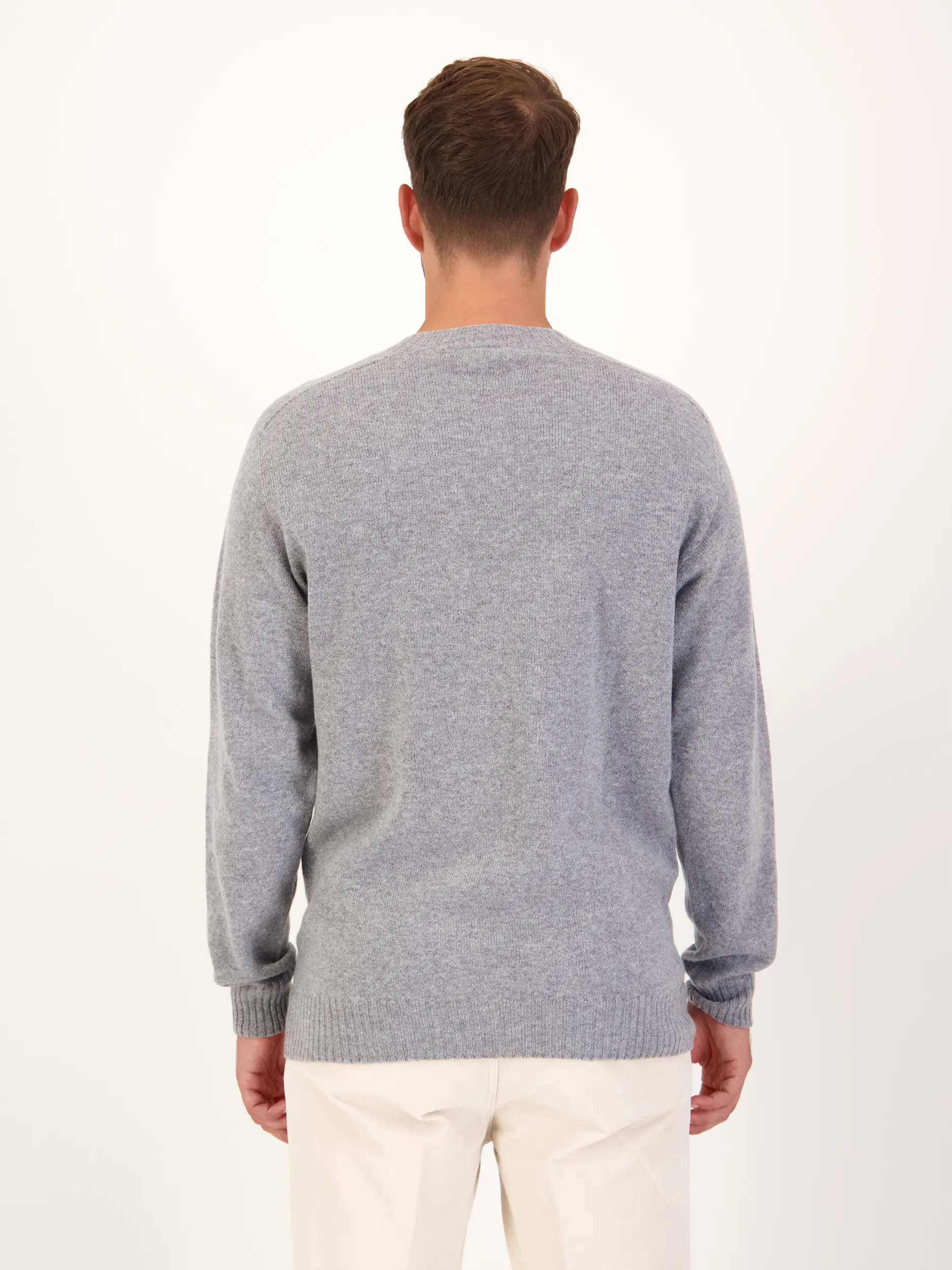 Pullover aus Wolle langarm - Artikel Rückseite getragen von einem Modell - Farbe: Grau