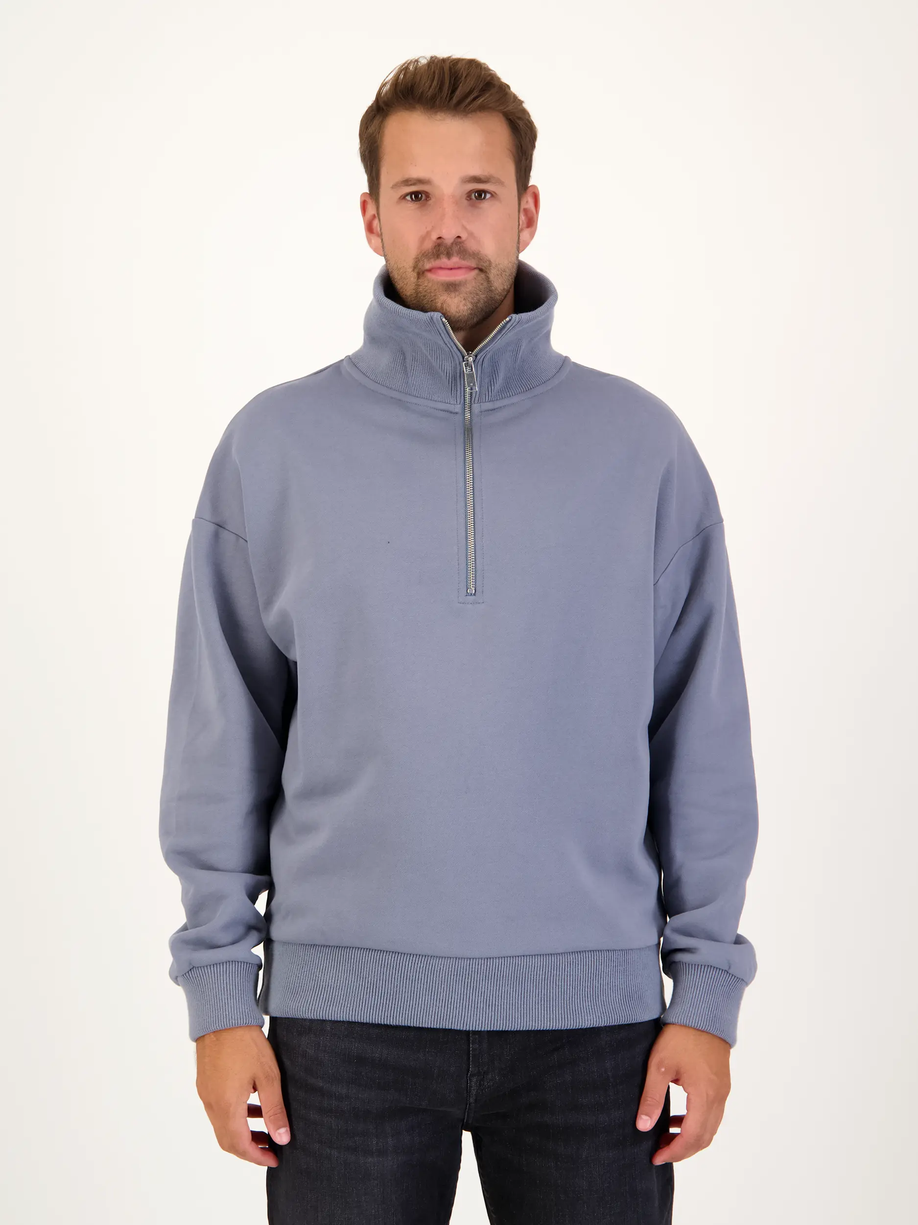 Sweatshirt 'Kailep' - Artikel Vorderseite getragen von einem Modell - Farbe: Blau
