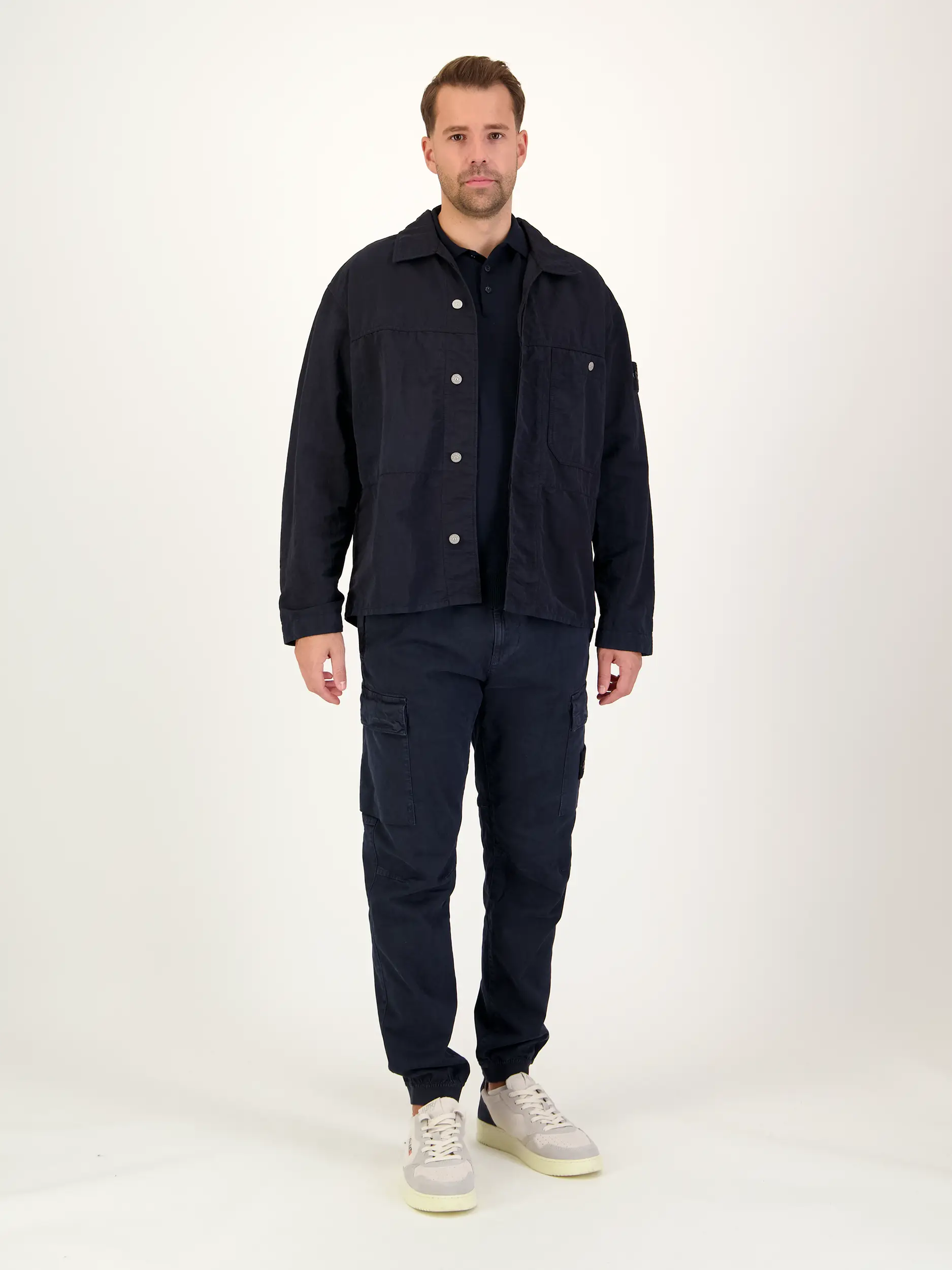 Ghost Piece Strickpolo aus Schurwolle langarm - Artikel Teil eines Outfits getragen von einem Modell - Farbe: Blau