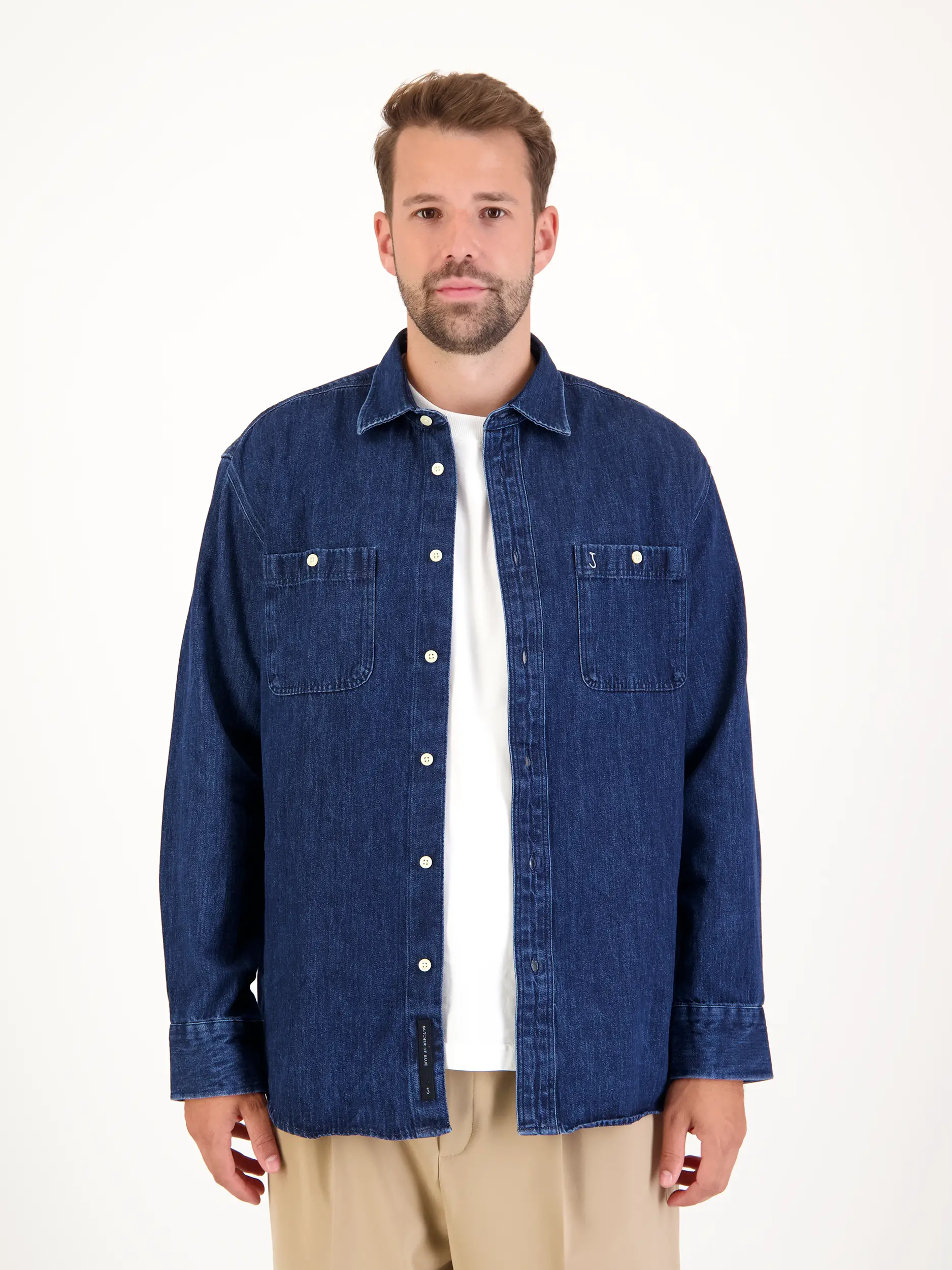 Jeanshemd 'Aidan' - Artikel Vorderseite getragen von einem Modell - Farbe: Blau