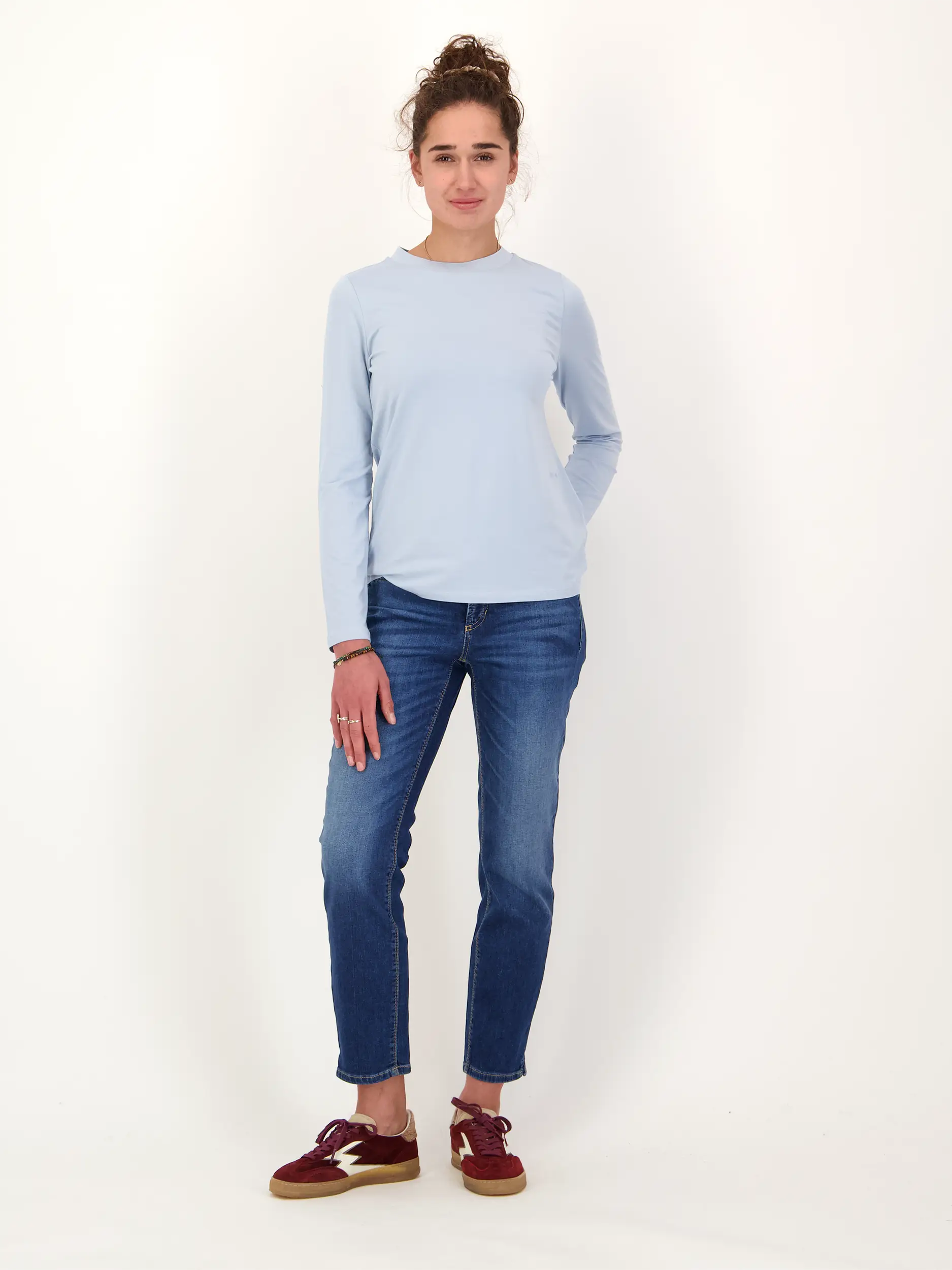 Mid Rise Slim Fit Jeans 'Piper short' - Artikel Teil eines Outfits getragen von einem Modell - Farbe: Blau