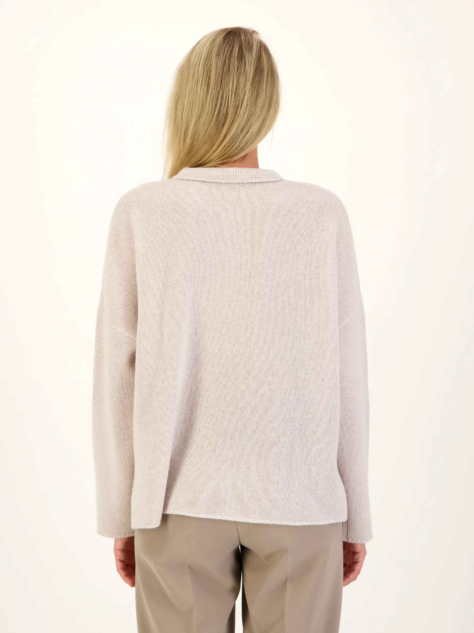 Pullover aus Cashmere langarm - Artikel Rückseite getragen von einem Modell