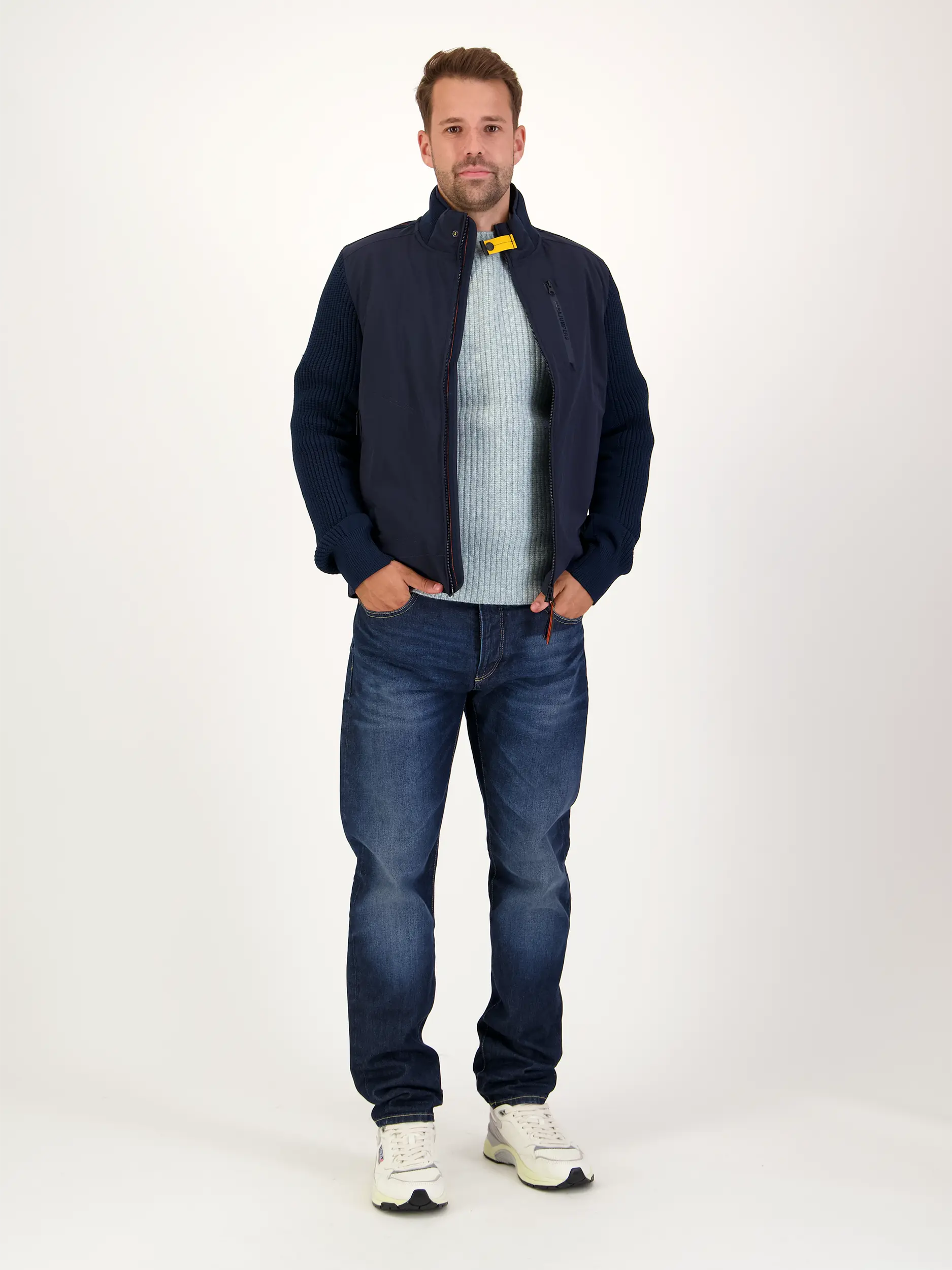 Strickjacke 'Zorba' aus Materialmix - Artikel Teil eines Outfits getragen von einem Modell - Farbe: Blau
