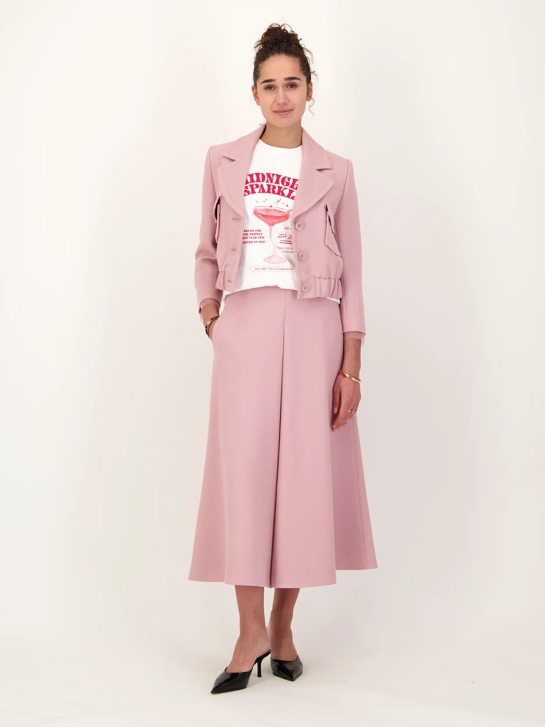 Mini Ballonrock 'Shiny Statement' - Artikel Teil eines Outfits getragen von einem Modell - Farbe: Violett