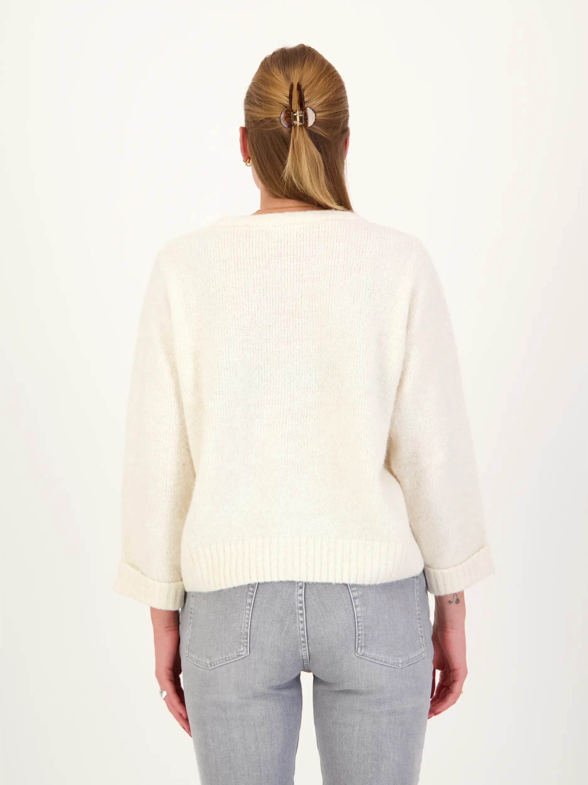 Strickjacke 'East' - Artikel Rückseite getragen von einem Modell - Farbe: Creme