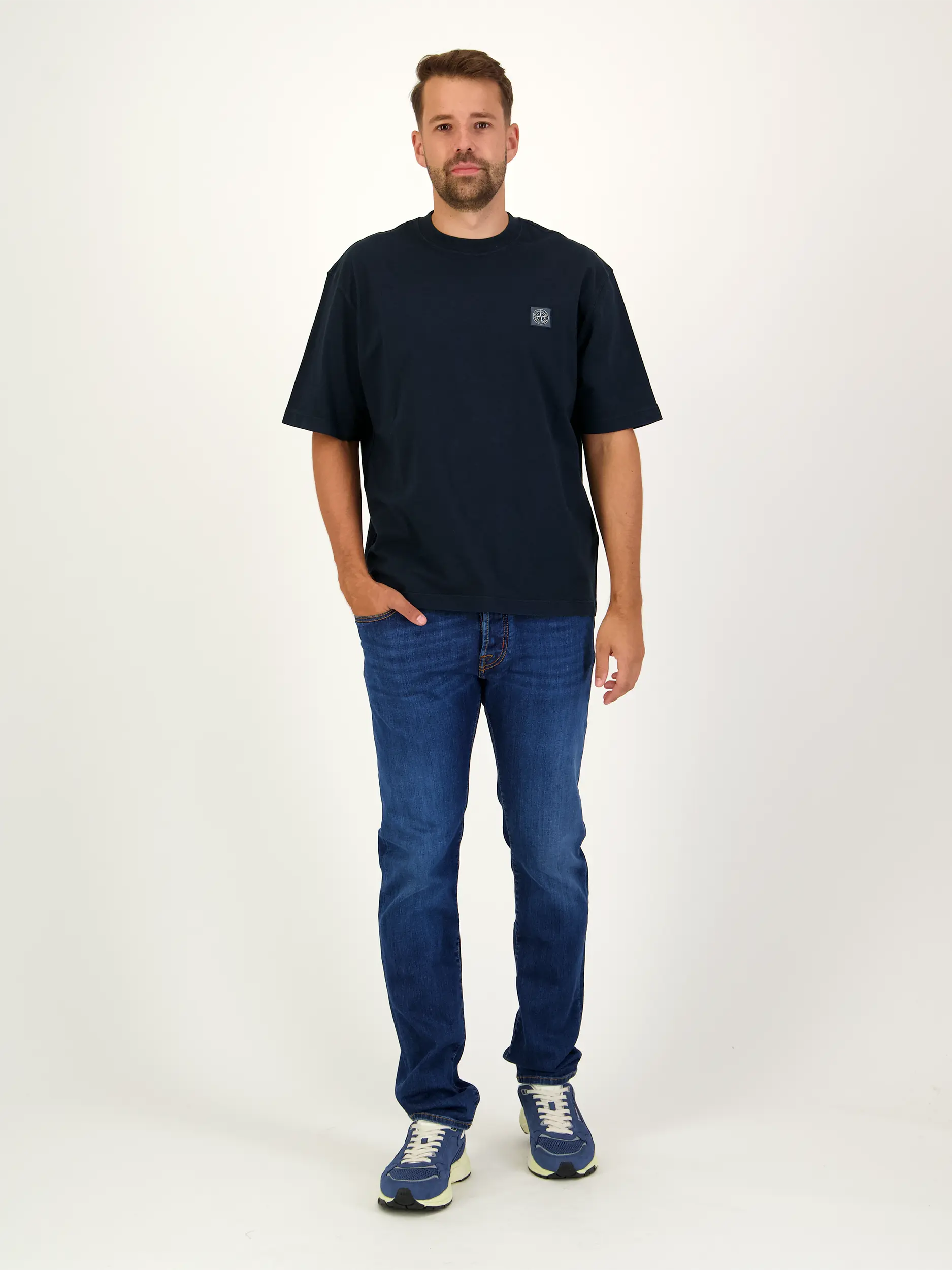 T-Shirt - Artikel Teil eines Outfits getragen von einem Modell - Farbe: Blau