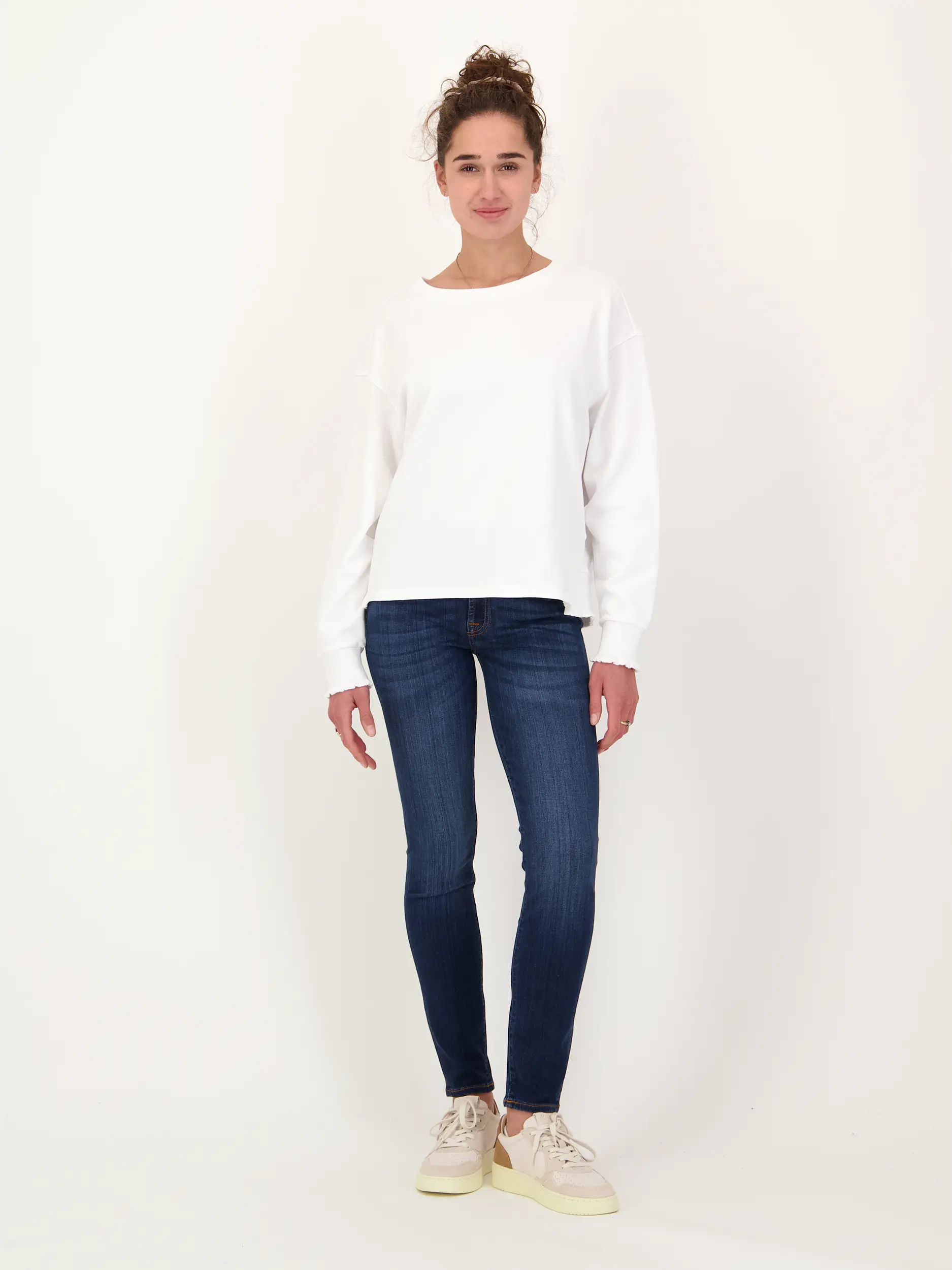 High Waist Skinny Jeans  - Artikel Teil eines Outfits getragen von einem Modell - Farbe: Blau