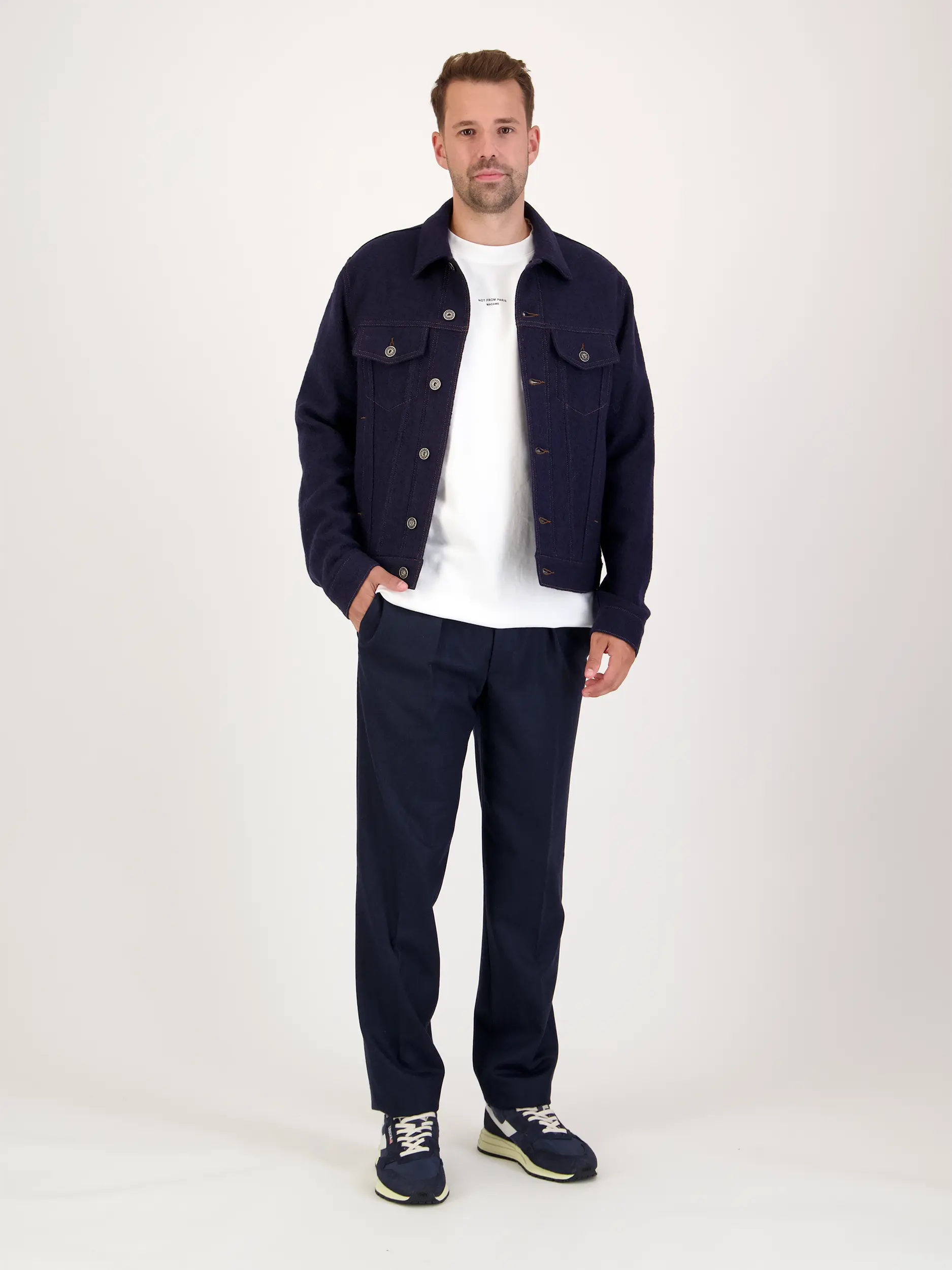 Wolljacke - Artikel Teil eines Outfits getragen von einem Modell - Farbe: Blau