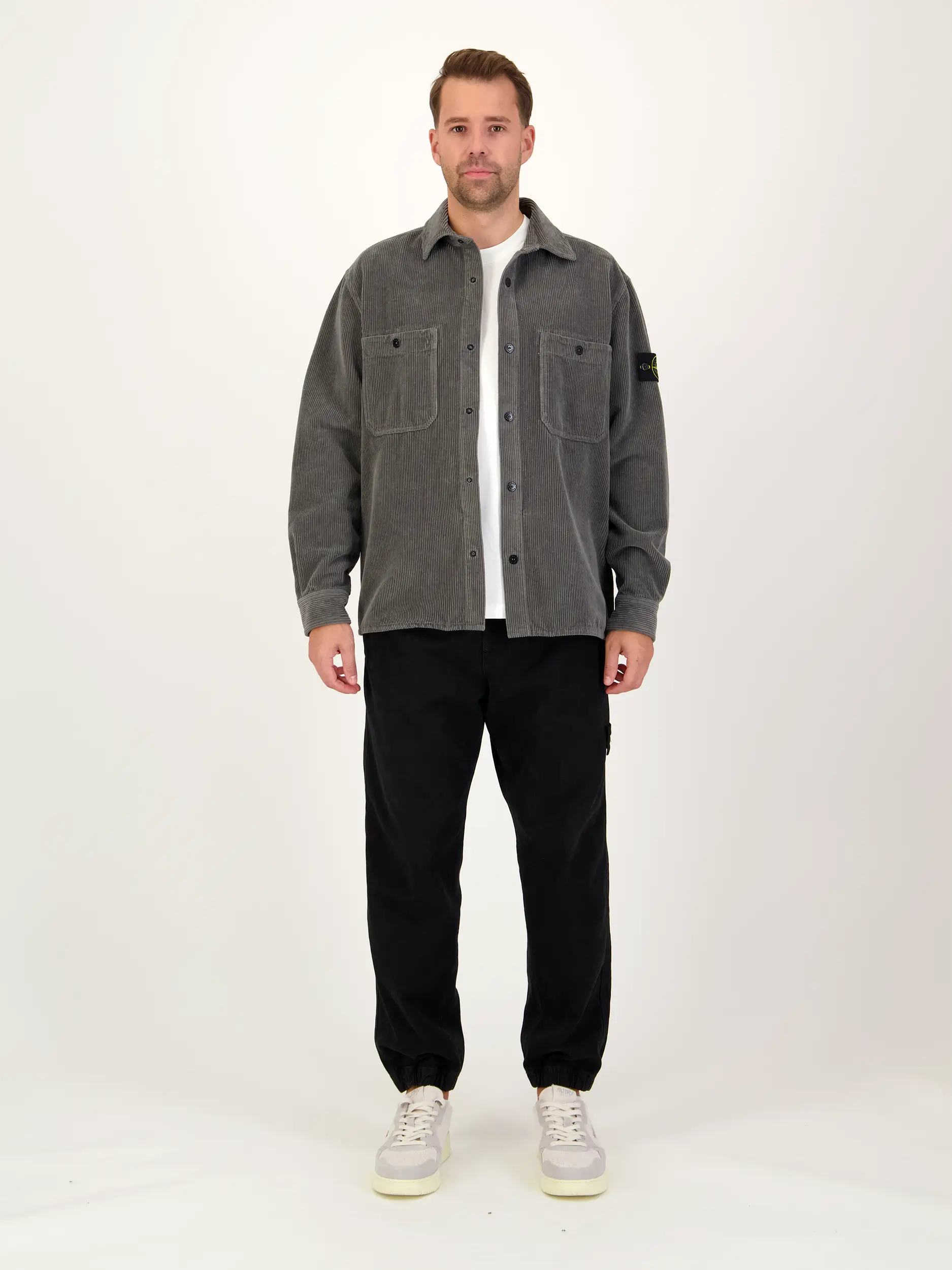 Cord Overshirt - Artikel Teil eines Outfits getragen von einem Modell - Farbe: Grau