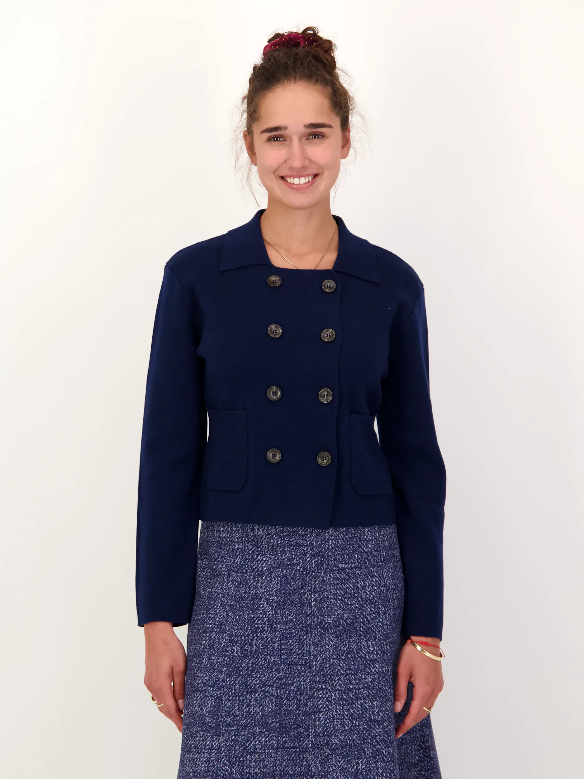 Strickjacke aus Wolle - Artikel Vorderseite getragen von einem Modell - Farbe: Blau