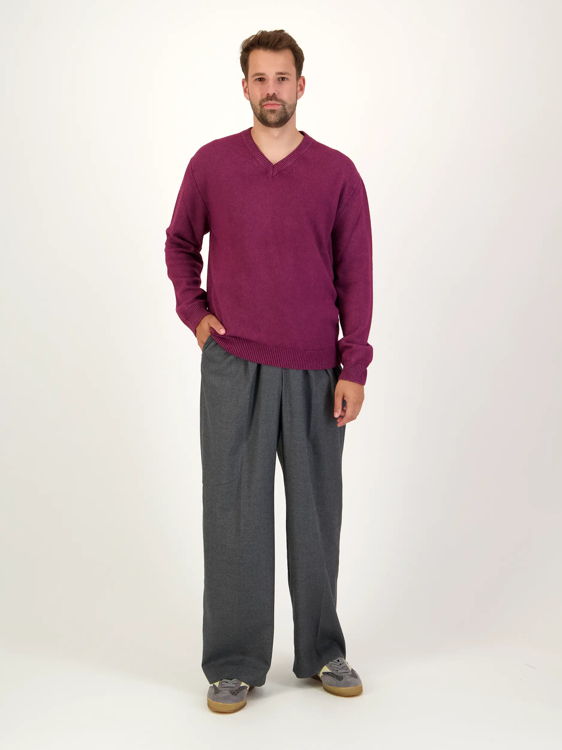 Pullover aus Kaschmir langarm - Artikel Teil eines Outfits getragen von einem Modell - Farbe: Violett