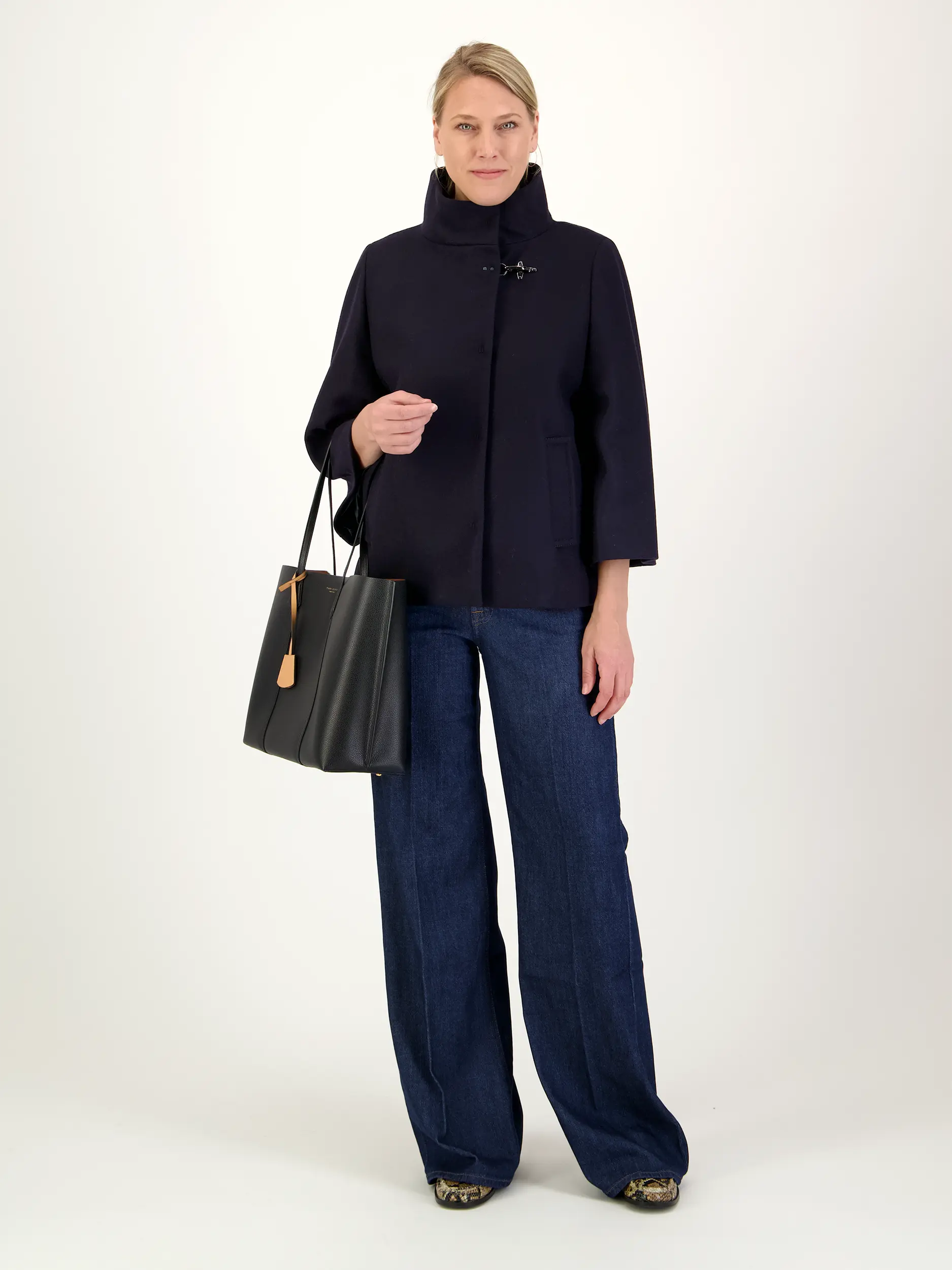 Wolljacke  - Artikel Teil eines Outfits getragen von einem Modell - Farbe: Blau