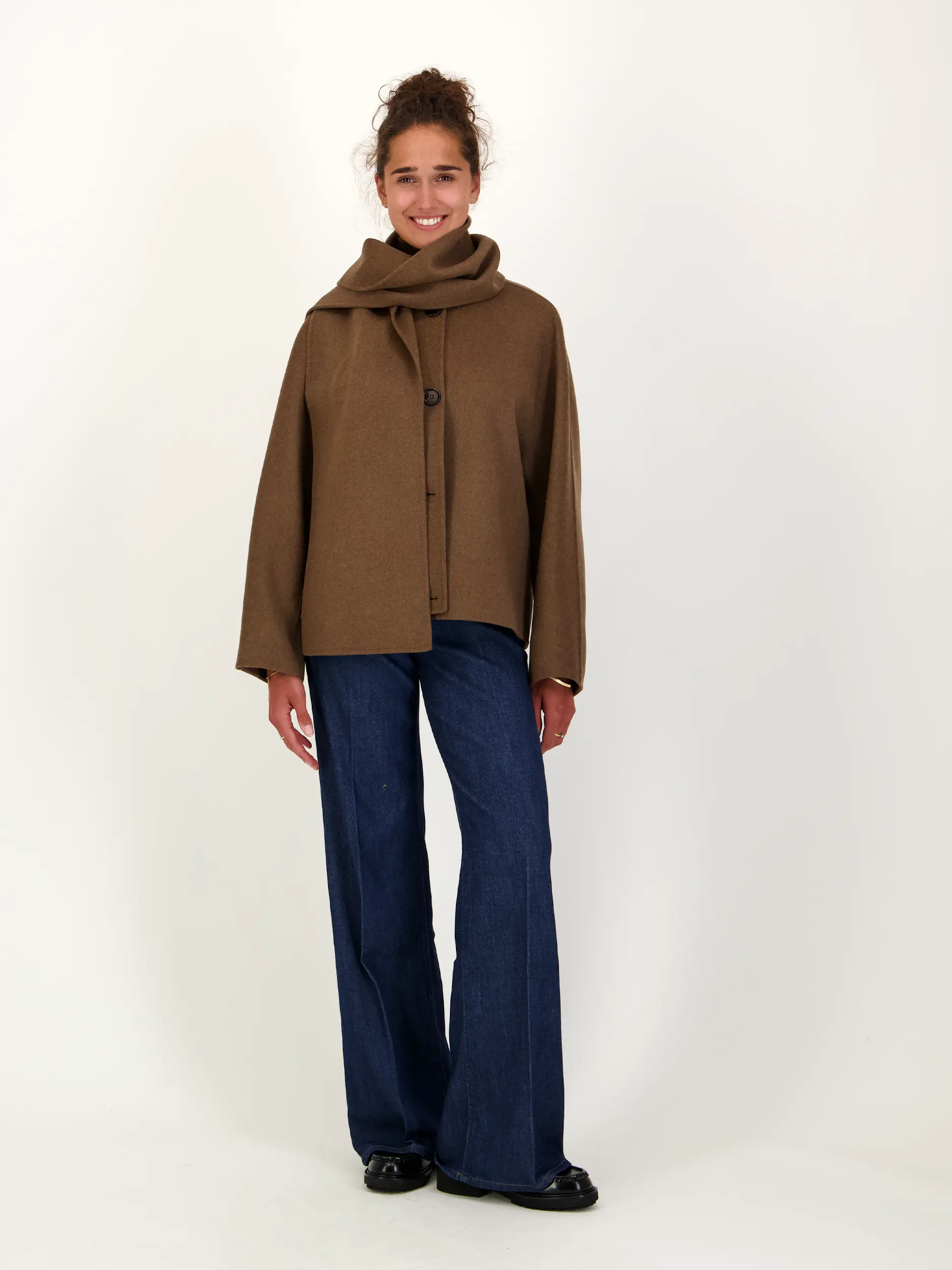 Wolljacke 'Kate' - Artikel Teil eines Outfits getragen von einem Modell - Farbe: Braun