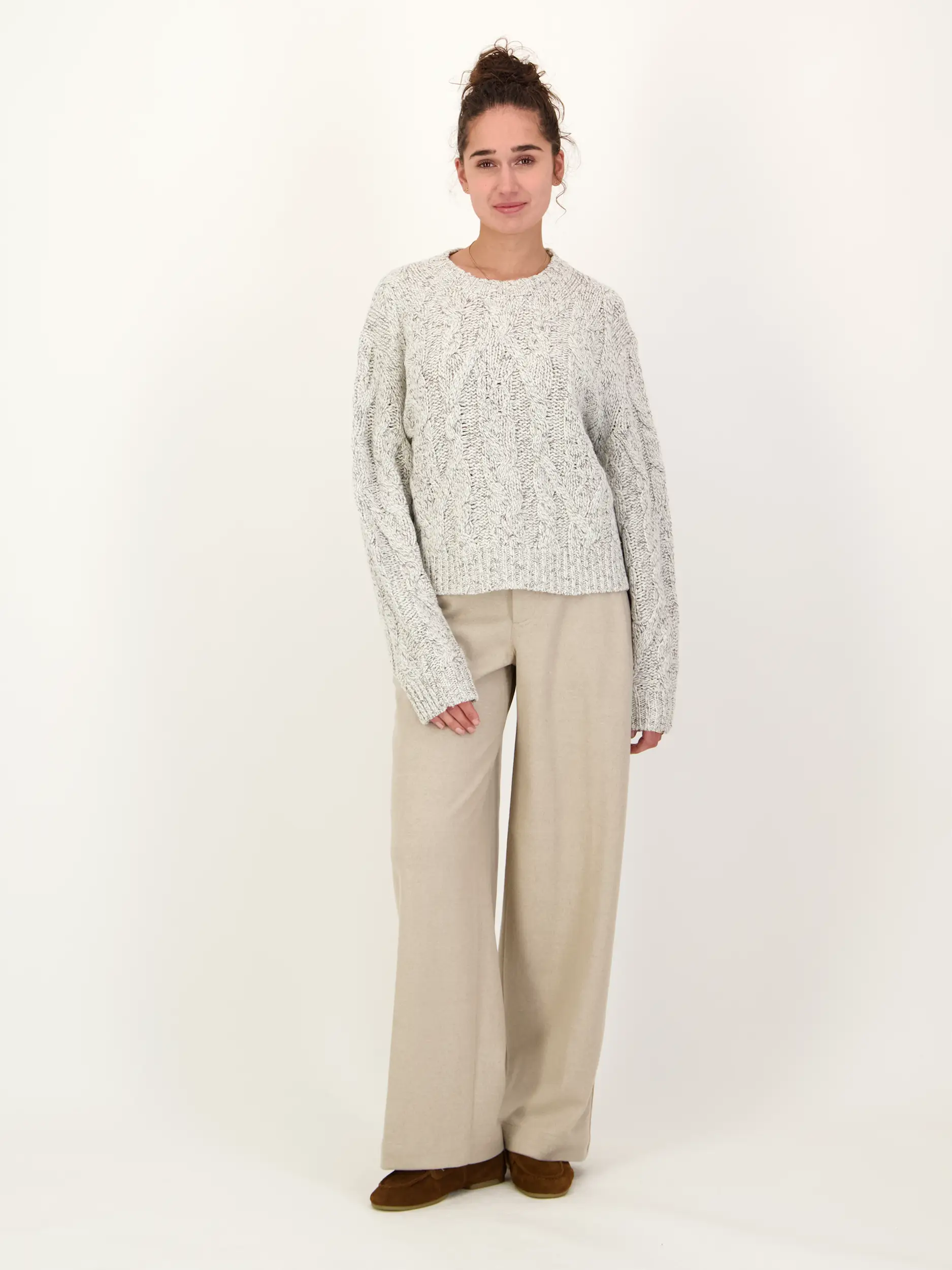 Pullover aus Wolle langarm - Artikel Teil eines Outfits getragen von einem Modell - Farbe: Grau