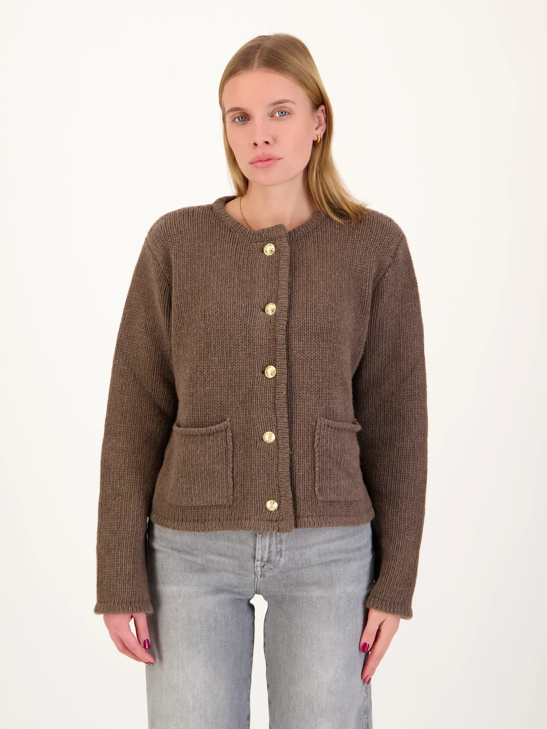 Strickjacke 'Patricia' - Artikel Vorderseite getragen von einem Modell - Farbe: Braun