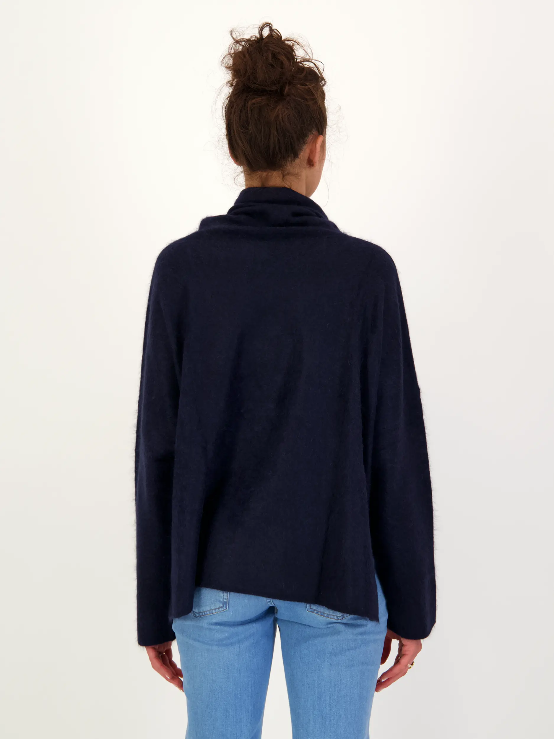 Rollkragenpullover aus Kaschmir langarm - Artikel Rückseite getragen von einem Modell - Farbe: Blau