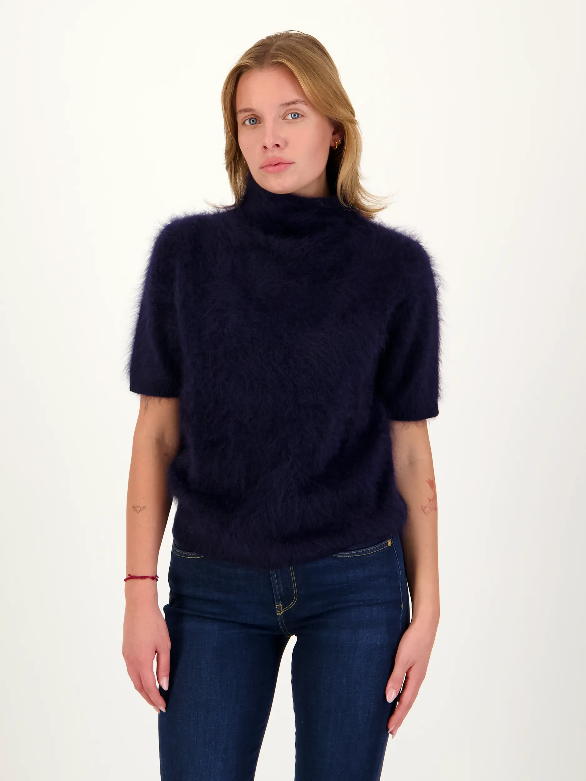 Pullover 'Madelene' aus Kaschmir kurzarm - Artikel Vorderseite getragen von einem Modell - Farbe: Blau