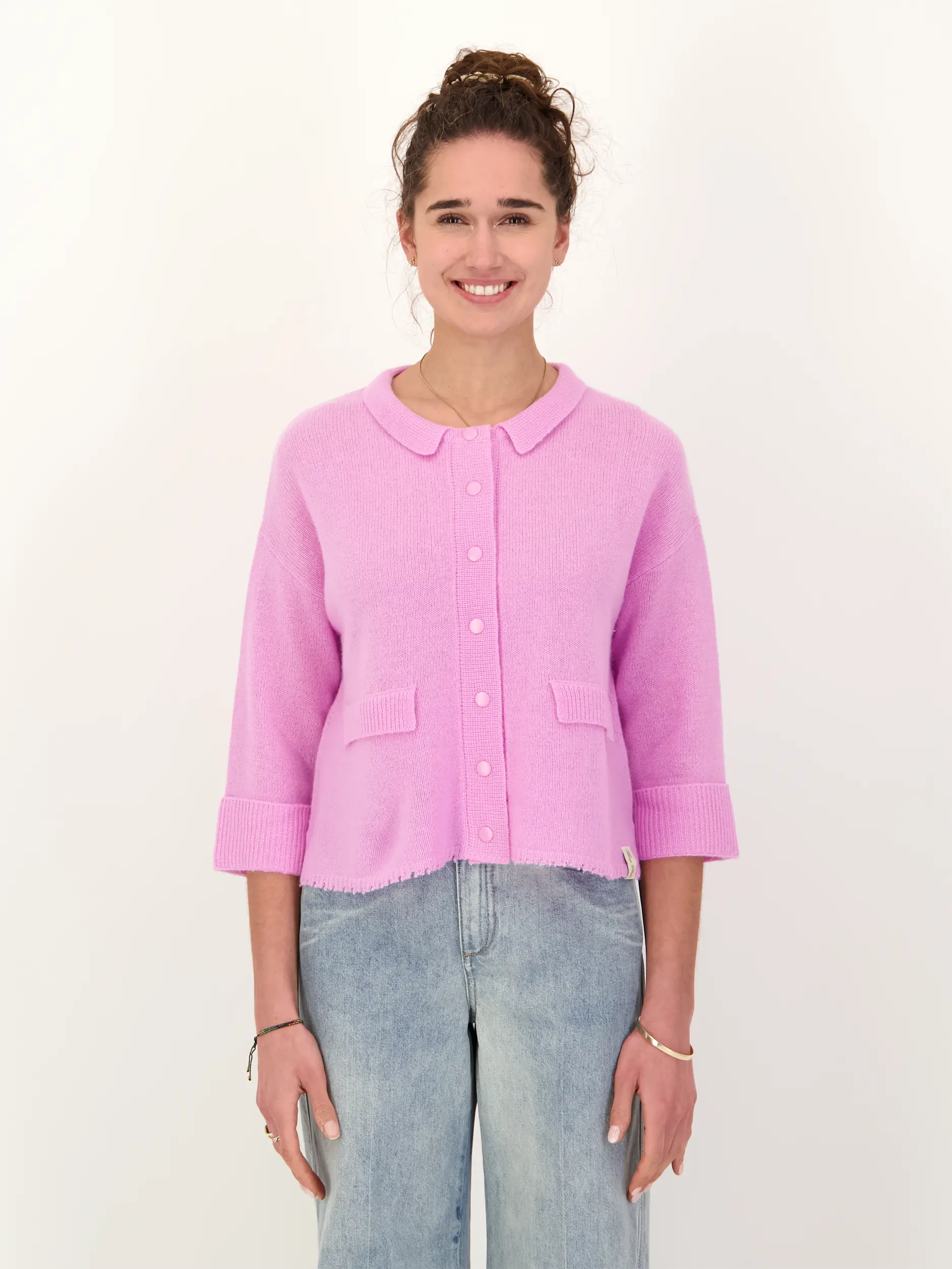 Strickjacke aus Kaschmir Mix - Artikel Vorderseite getragen von einem Modell - Farbe: Rot