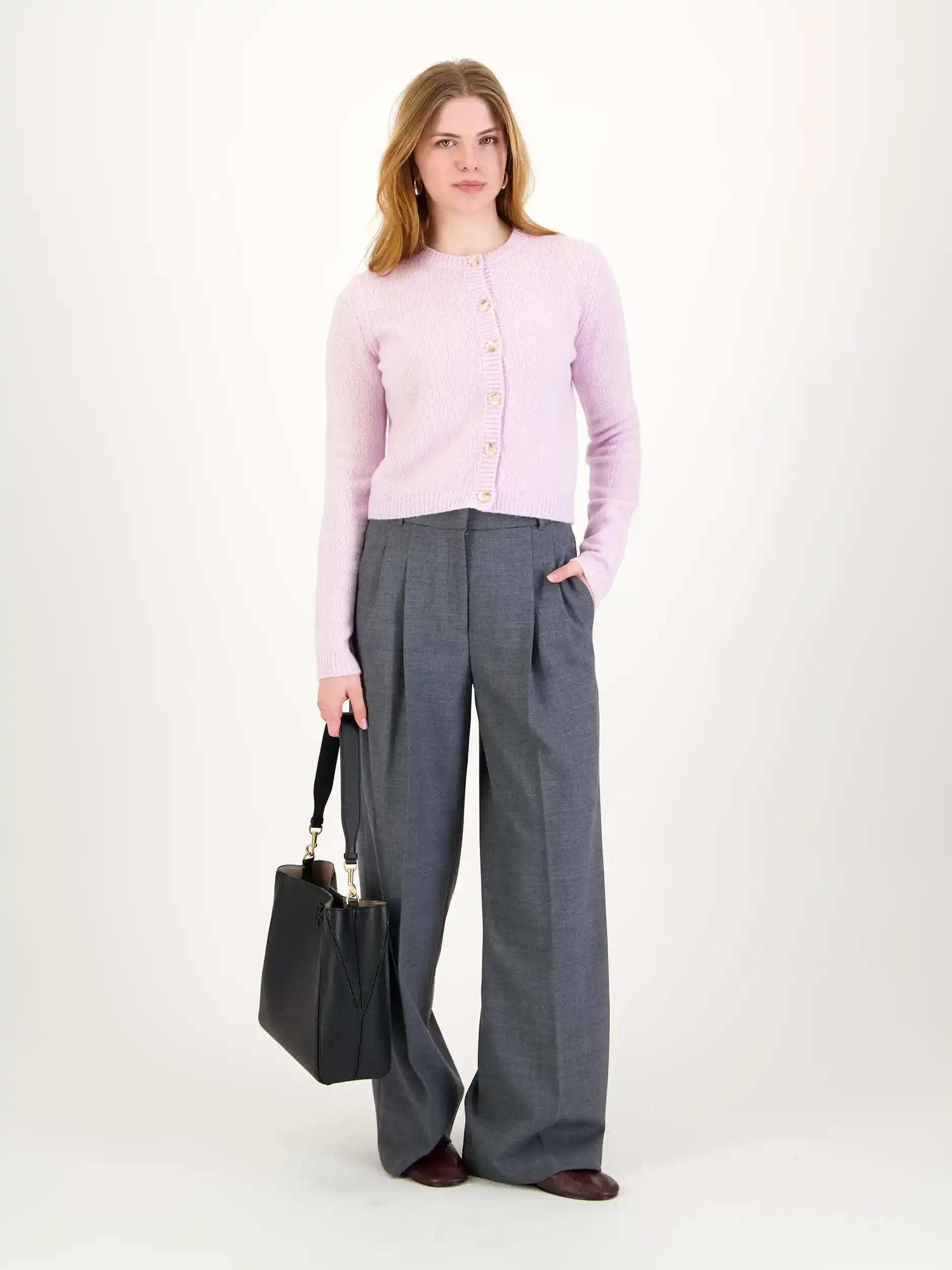 Strickjacke 'Felicia'  - Artikel Teil eines Outfits getragen von einem Modell - Farbe: Rosa&Pink