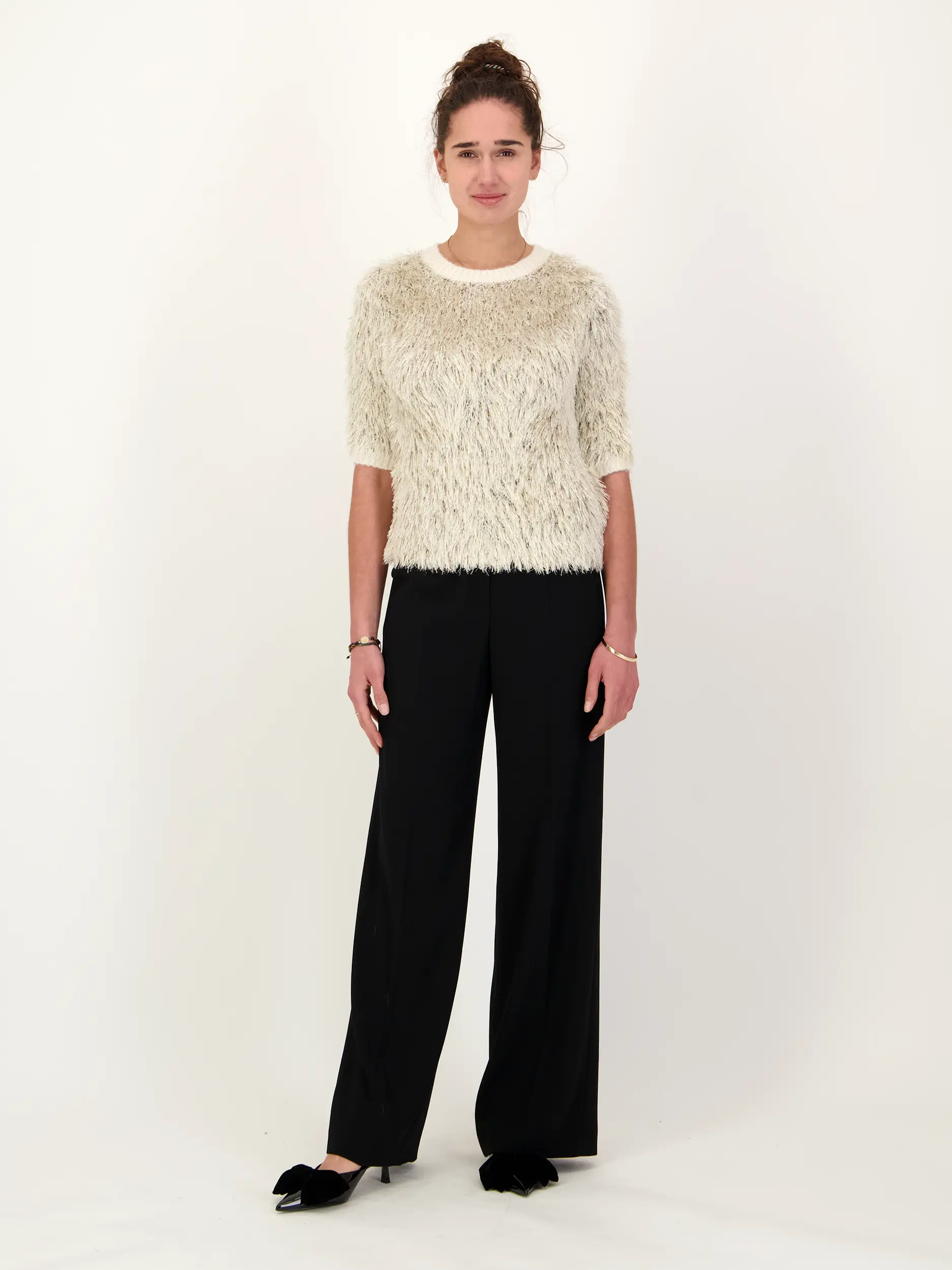 Pullover kurzarm - Artikel Teil eines Outfits getragen von einem Modell - Farbe: Creme