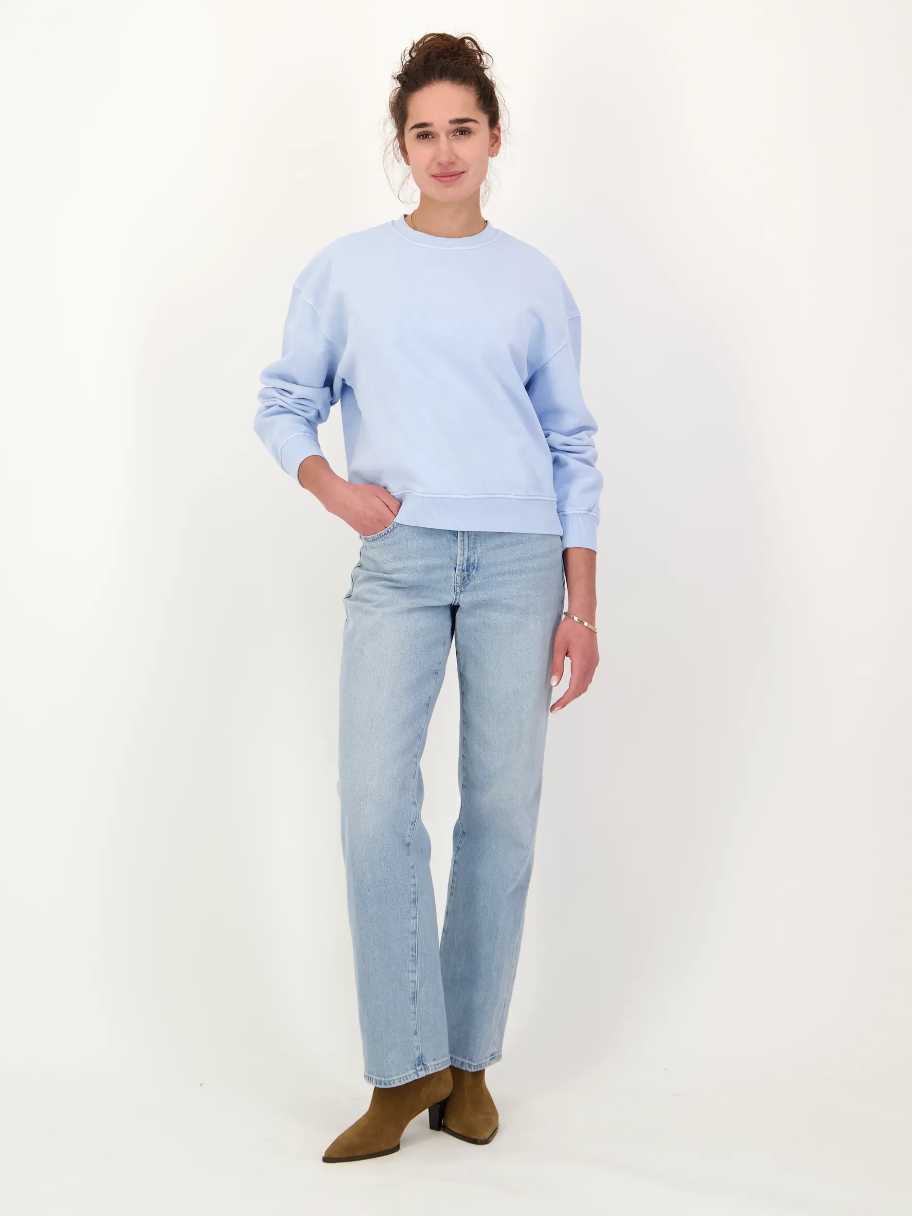 Sweatshirt 'Savan' langarm - Artikel Teil eines Outfits getragen von einem Modell - Farbe: Blau