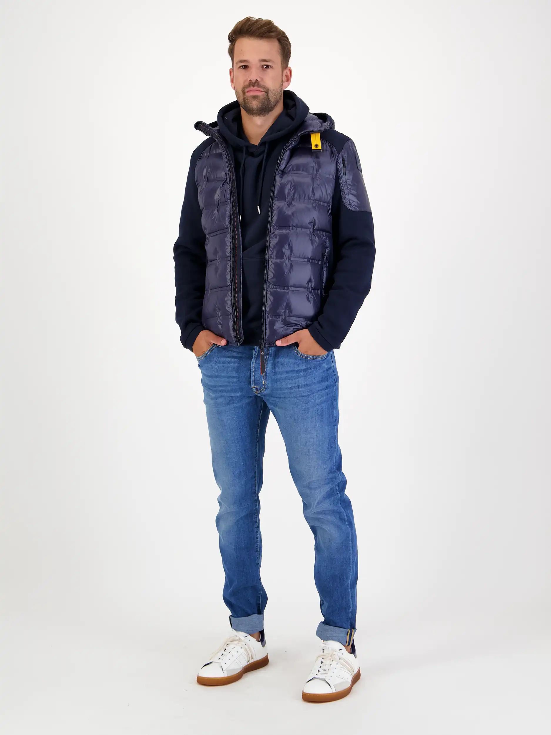Daunenjacke 'Gyles' - Artikel Teil eines Outfits getragen von einem Modell - Farbe: Blau