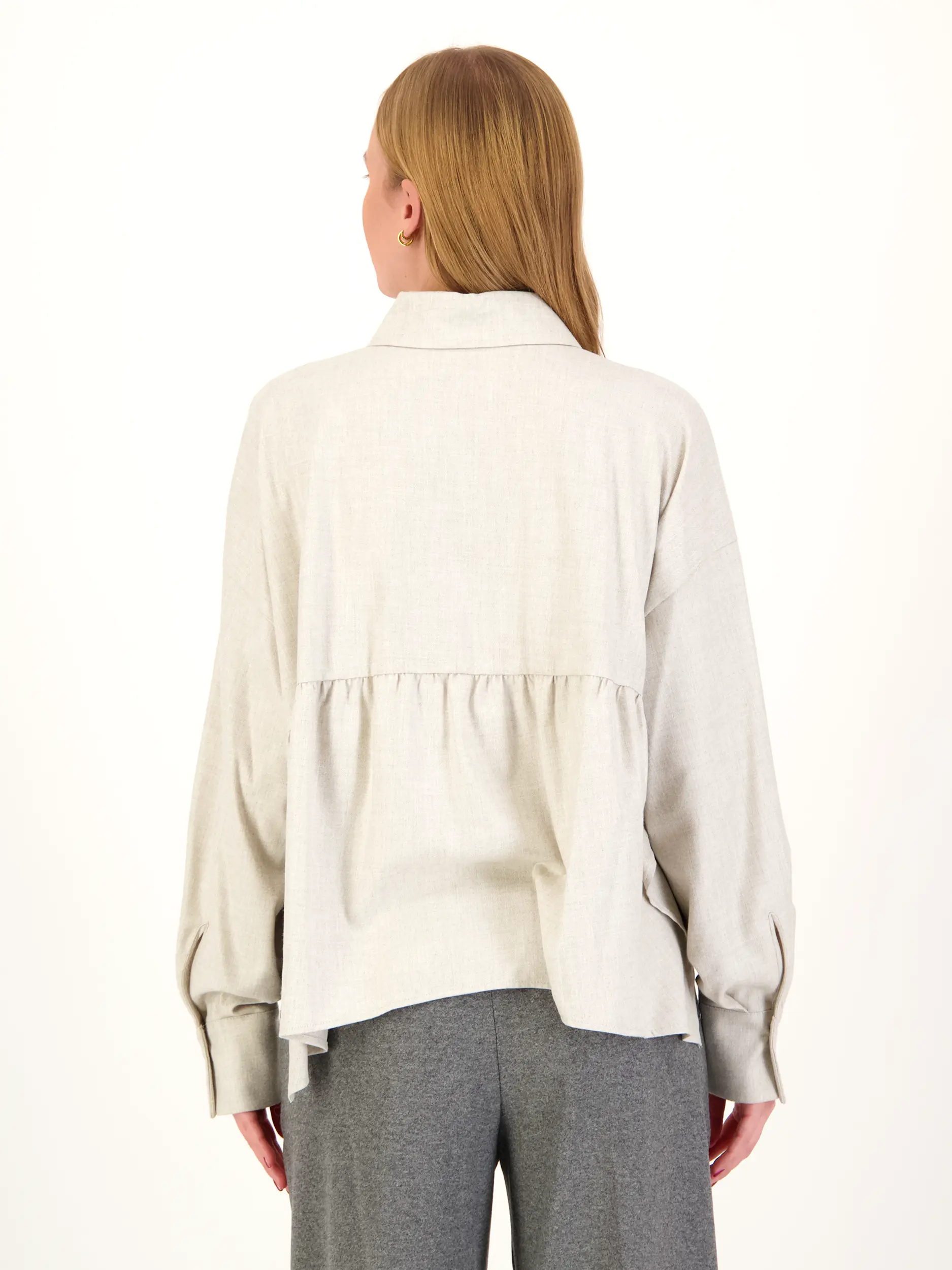 Bluse 'Flanne' - Artikel Rückseite getragen von einem Modell - Farbe: Beige
