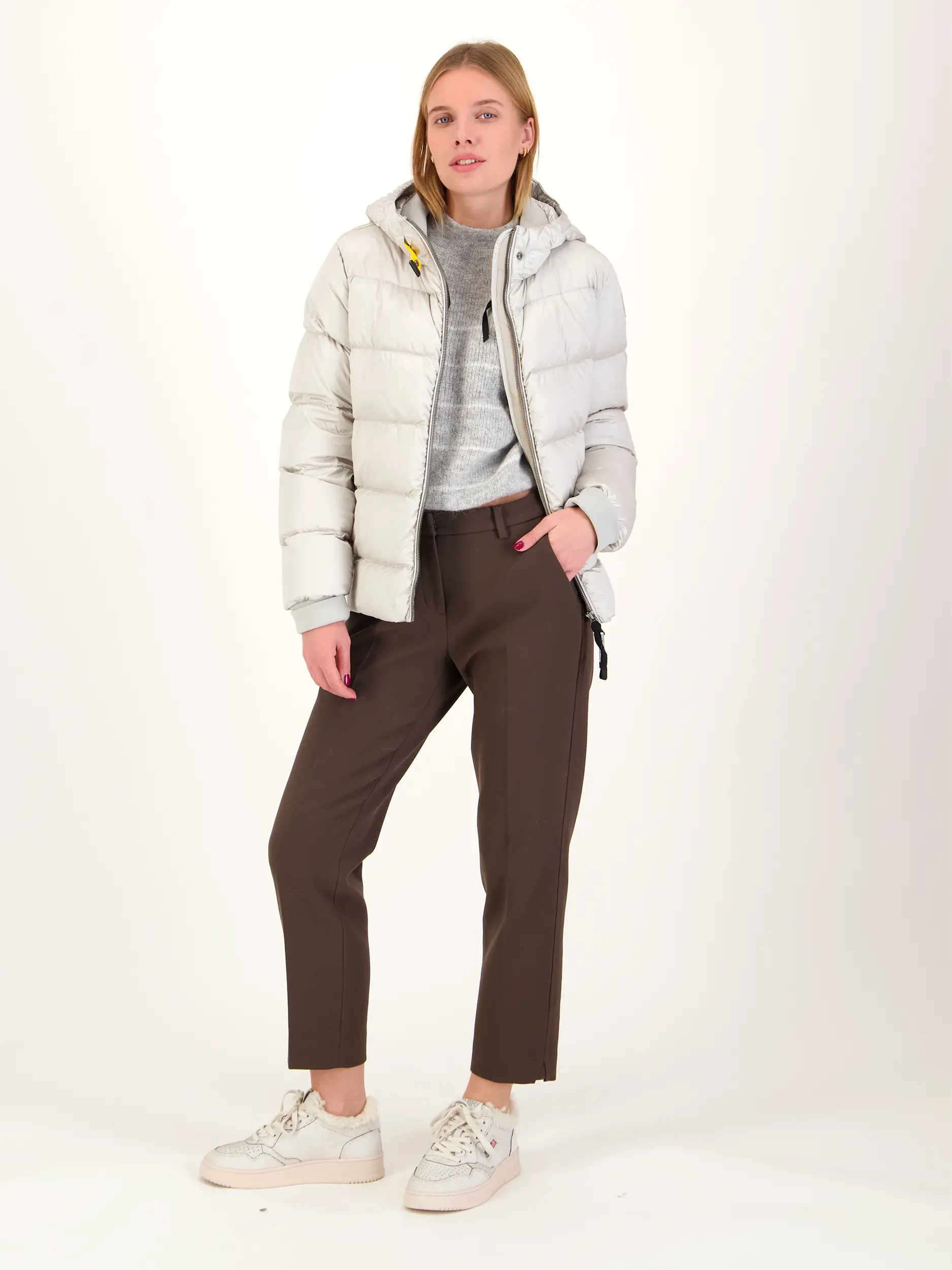 Wasserabweisende Daunenjacke 'Mariah' - Artikel Teil eines Outfits getragen von einem Modell - Farbe: Grau