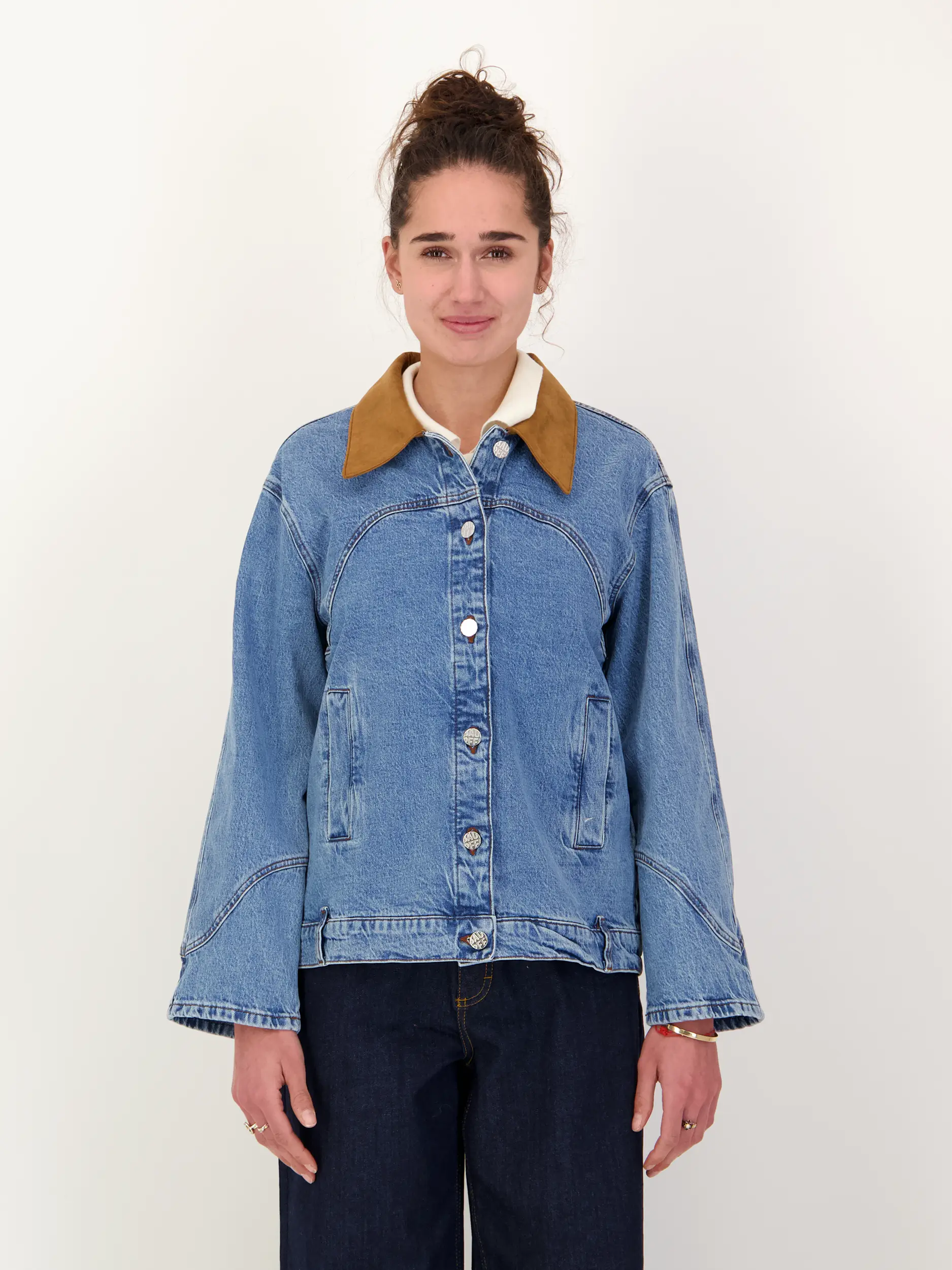 Jeansjacke - Artikel Vorderseite getragen von einem Modell - Farbe: Blau