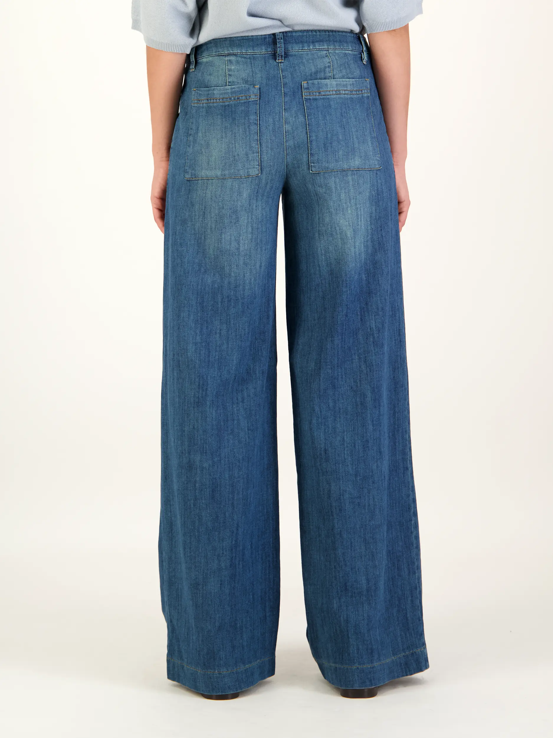 Mid Rise Wide Leg Jeans - Artikel Rückseite getragen von einem Modell