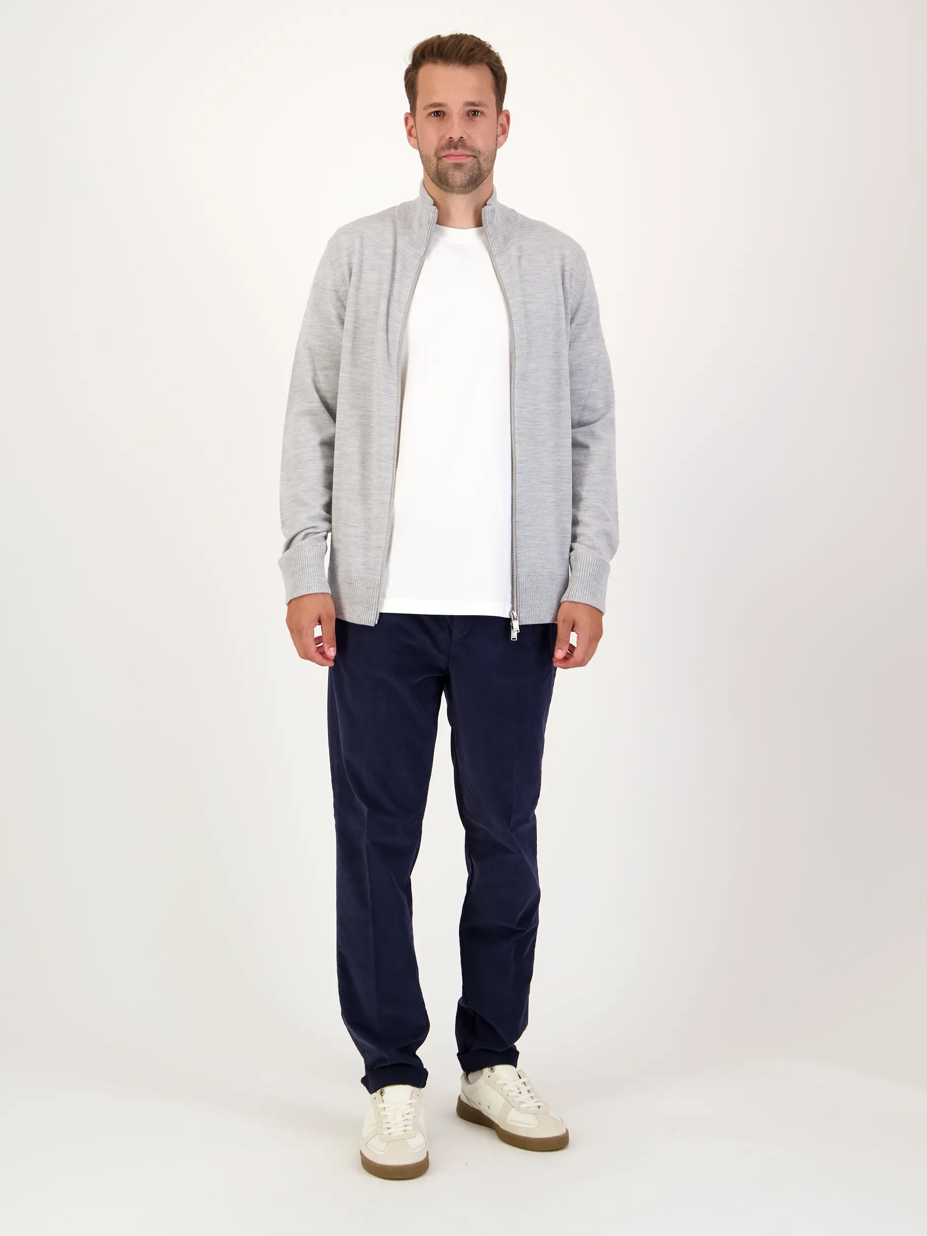 Strickjacke 'Antonio' aus Schurwolle - Artikel Teil eines Outfits getragen von einem Modell - Farbe: Grau