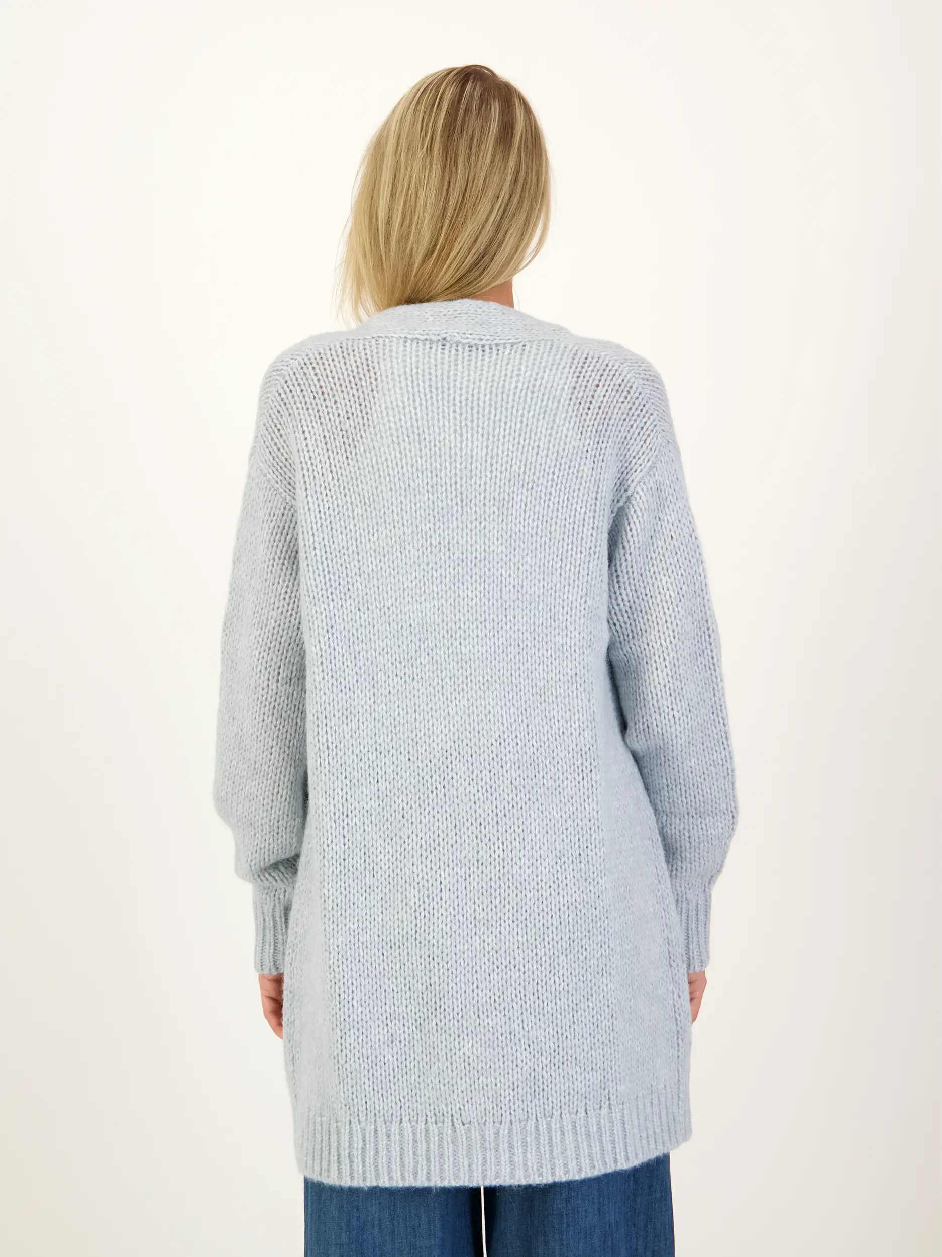 Strickjacke aus Woll-Mix - Artikel Rückseite getragen von einem Modell