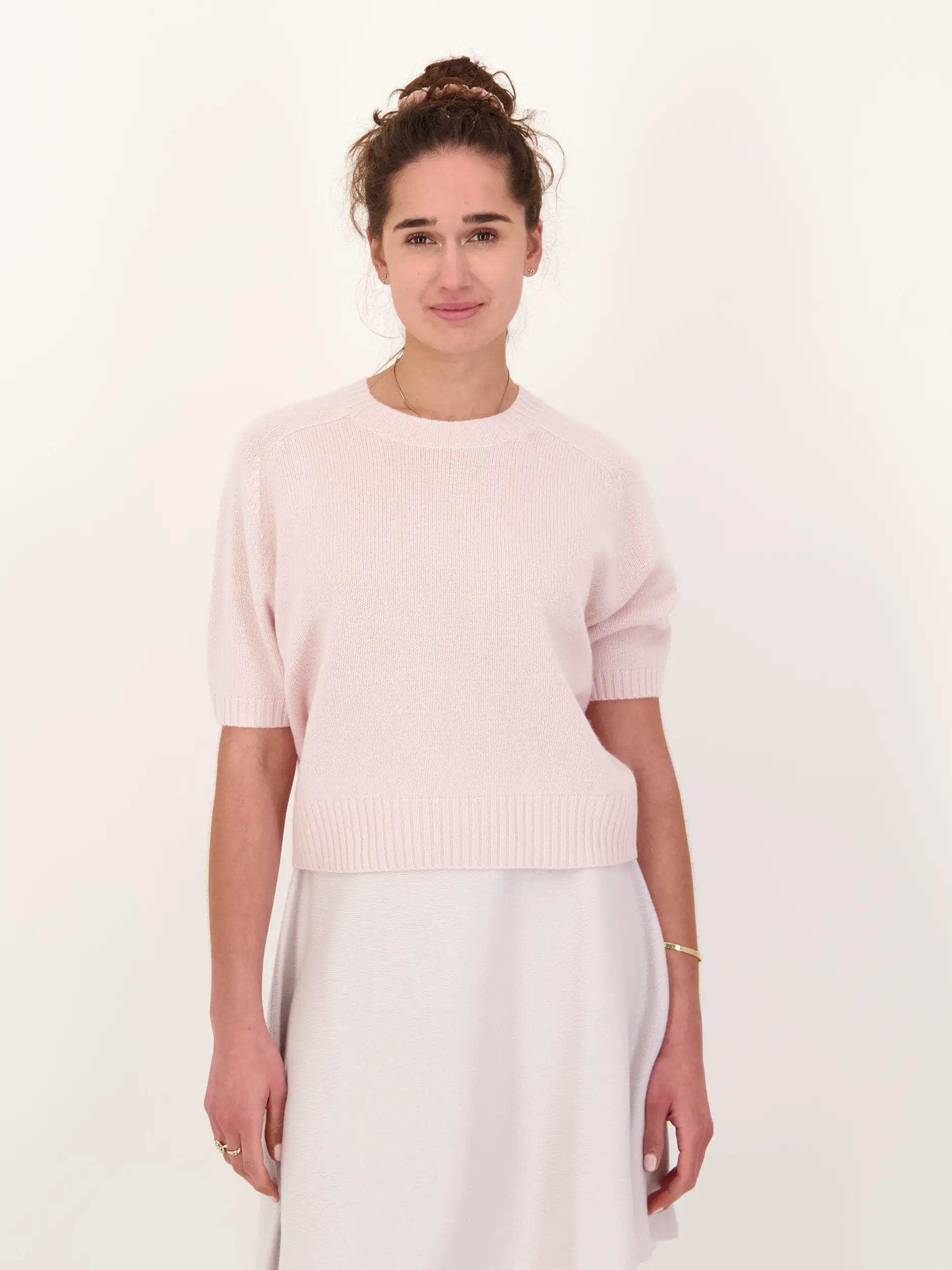 Pullover aus Kaschmir kurzarm - Artikel Vorderseite getragen von einem Modell - Farbe: Rosa&Pink