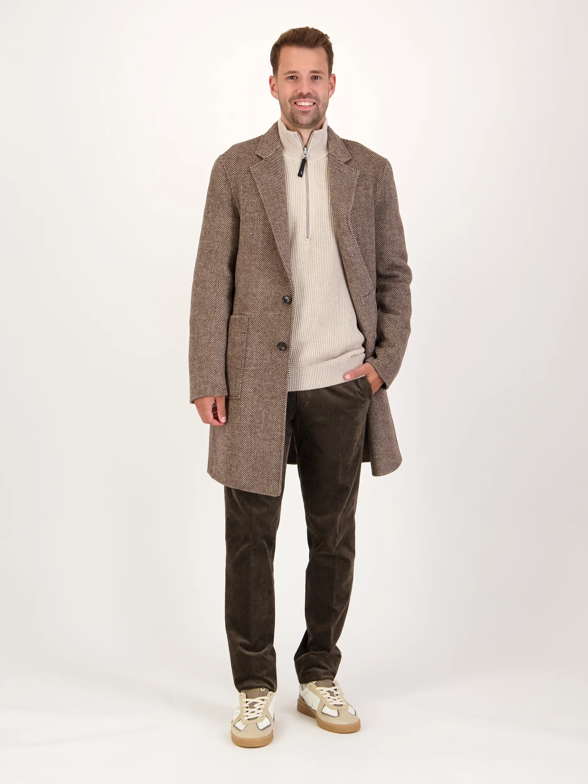 Cordhose 'Lupus' - Artikel Teil eines Outfits getragen von einem Modell - Farbe: Grau