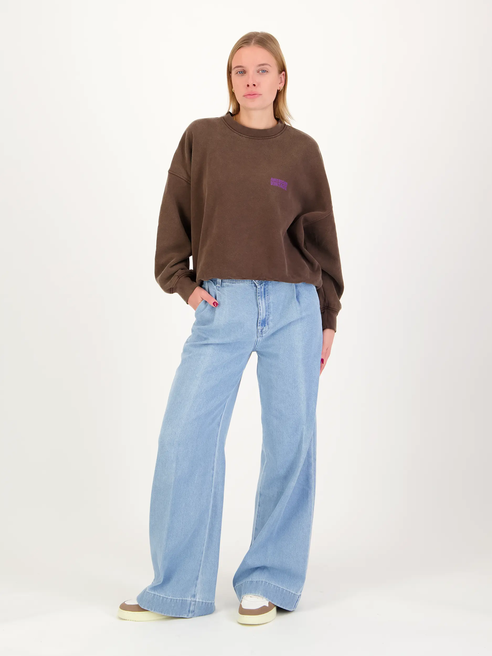 Sweatshirt 'Plizzy' - Artikel Teil eines Outfits getragen von einem Modell - Farbe: Braun