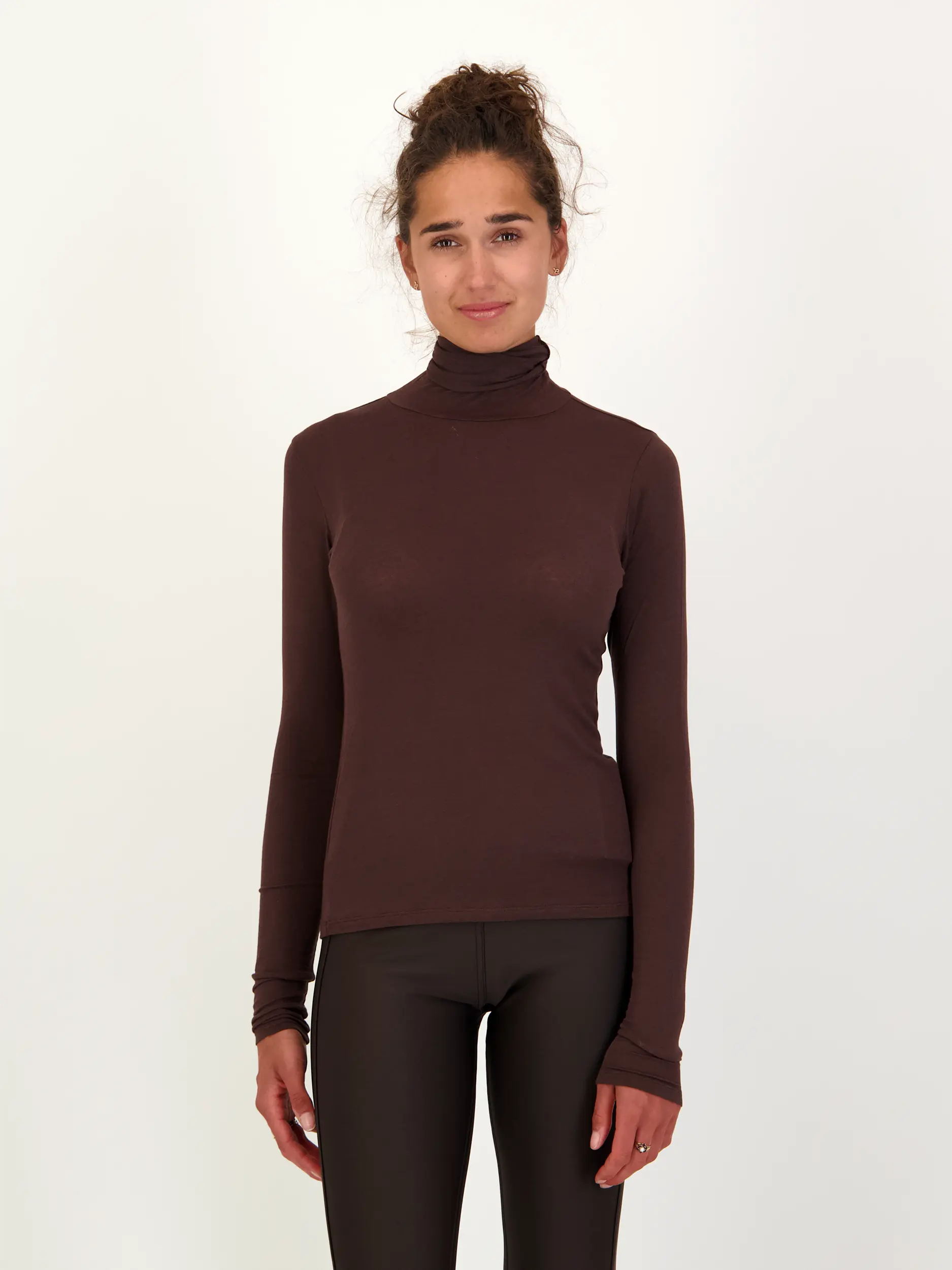 Langarmshirt 'Chic Comfort' - Artikel Vorderseite getragen von einem Modell - Farbe: Braun