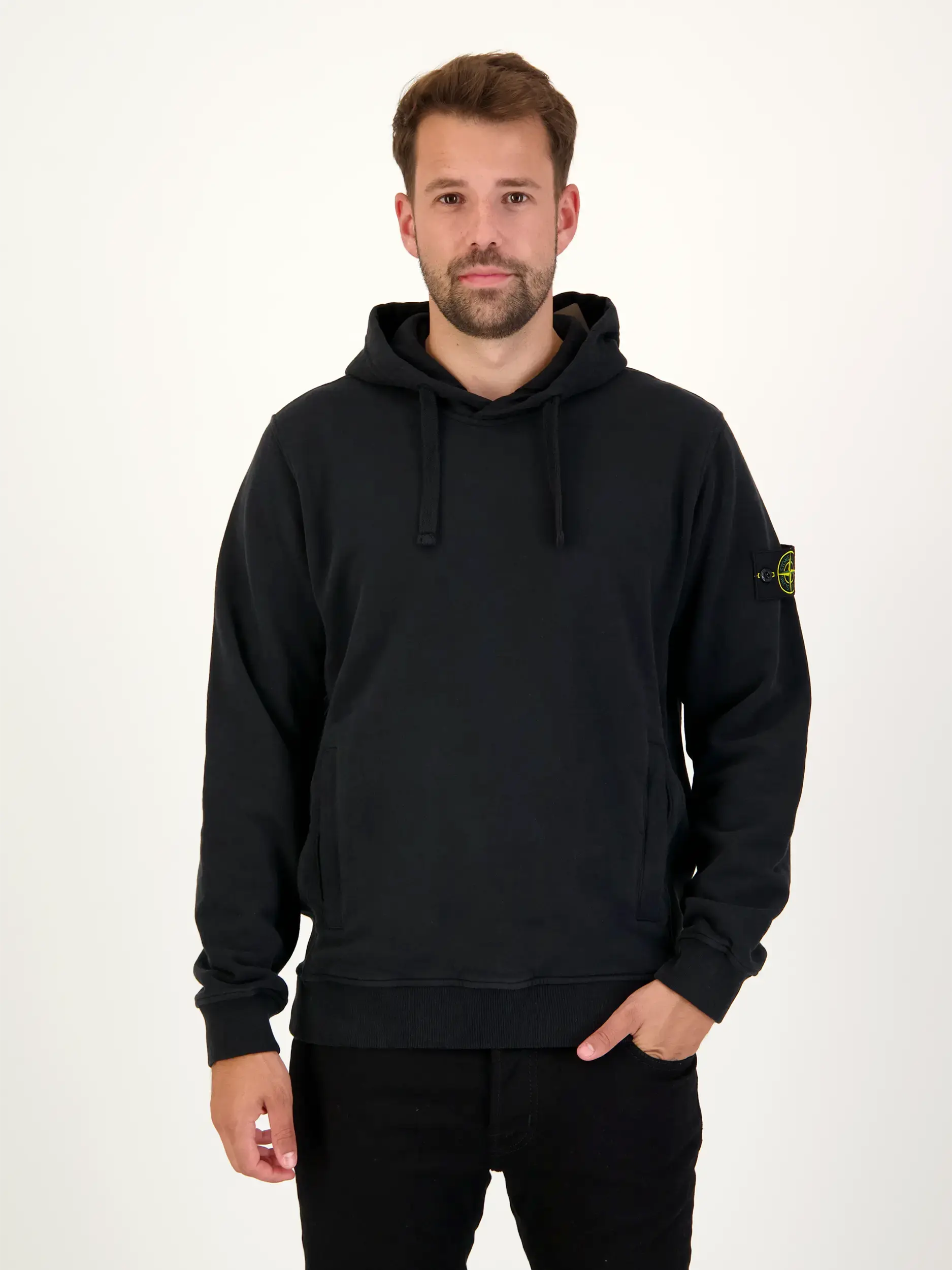 Sweatshirt - Artikel Vorderseite getragen von einem Modell - Farbe: Schwarz