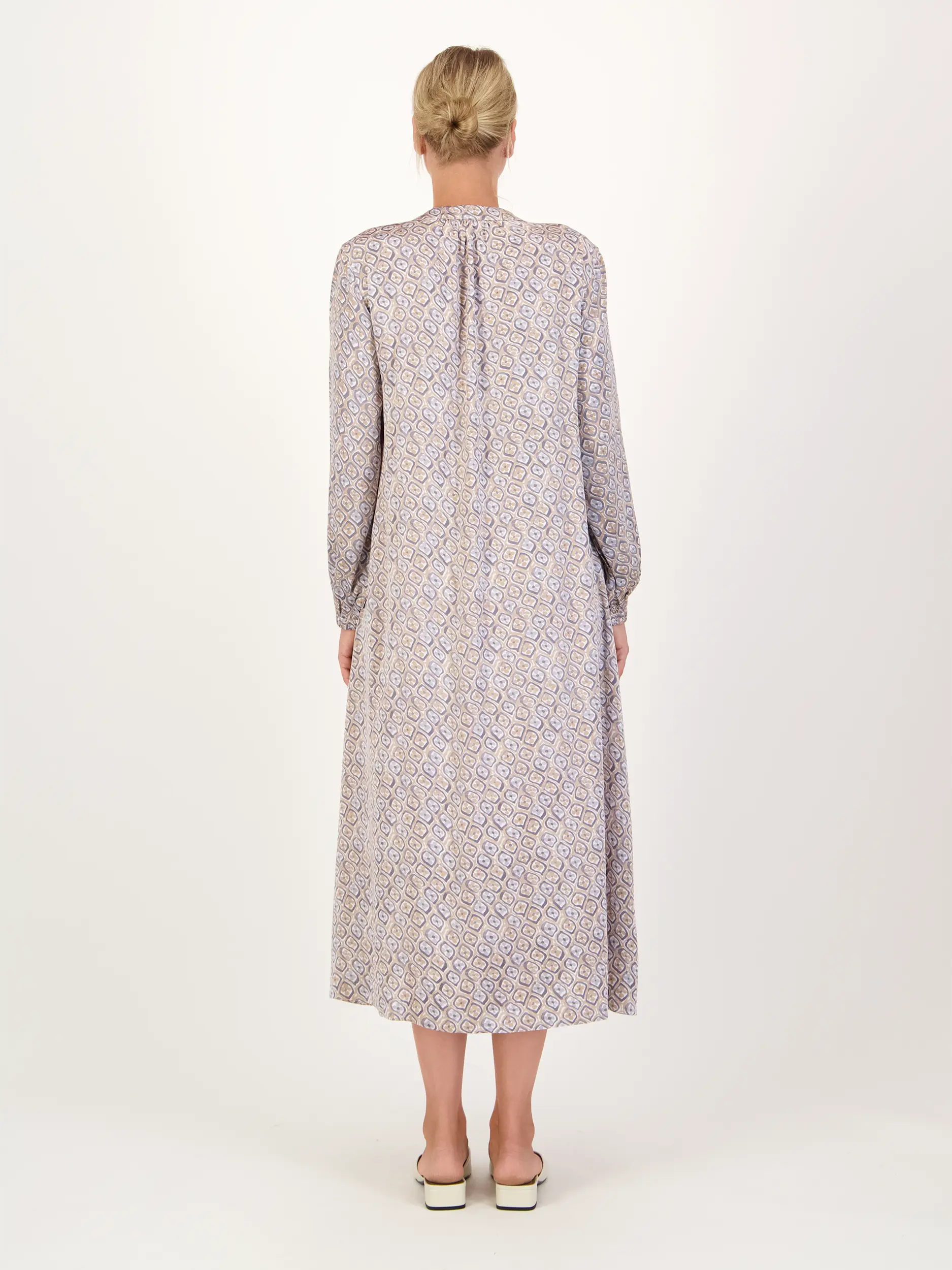 Gemustertes Midi Seidenkleid 'Farus' langarm - Artikel Rückseite getragen von einem Modell - Farbe: Blau