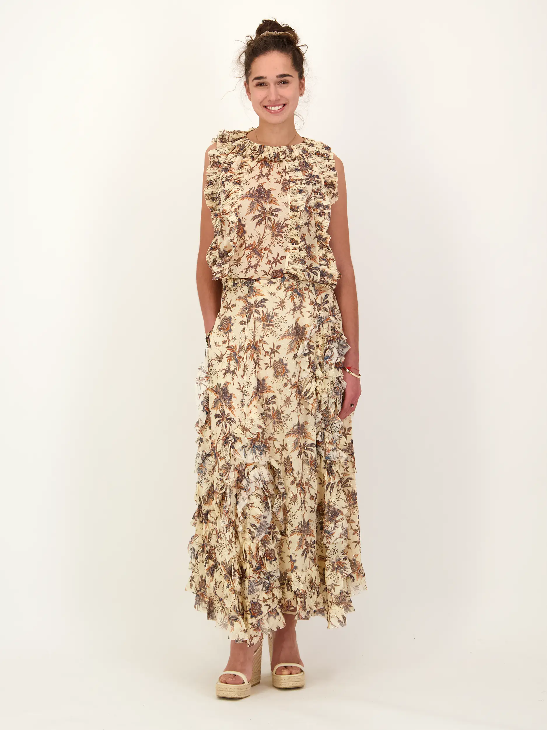 Geblümter Maxi Seidenrock 'Adele' - Artikel Teil eines Outfits getragen von einem Modell - Farbe: Creme