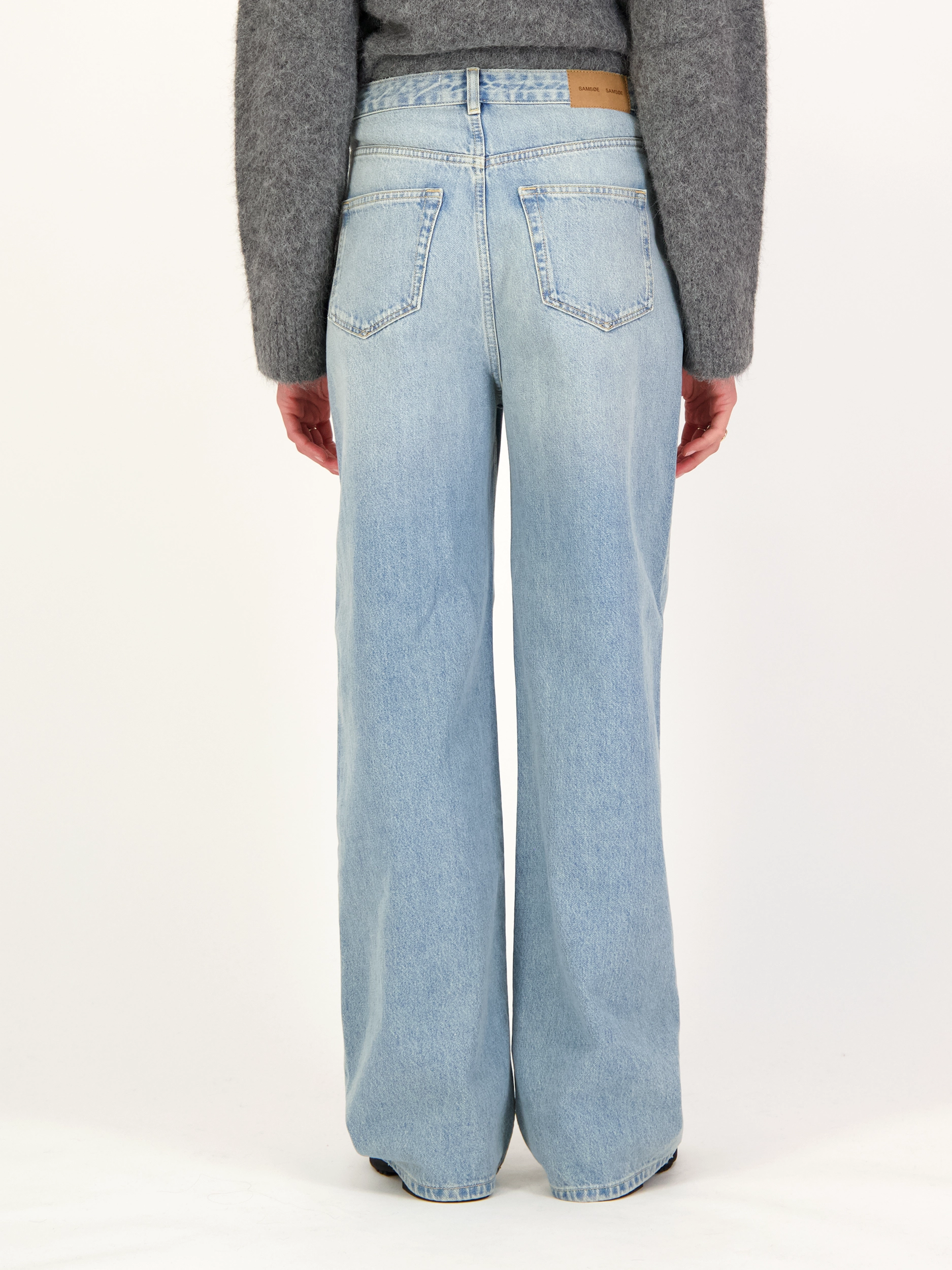 High Rise Wide Leg Jeans 'Sashelly' - Artikel Rückseite getragen von einem Modell - Farbe: Blau