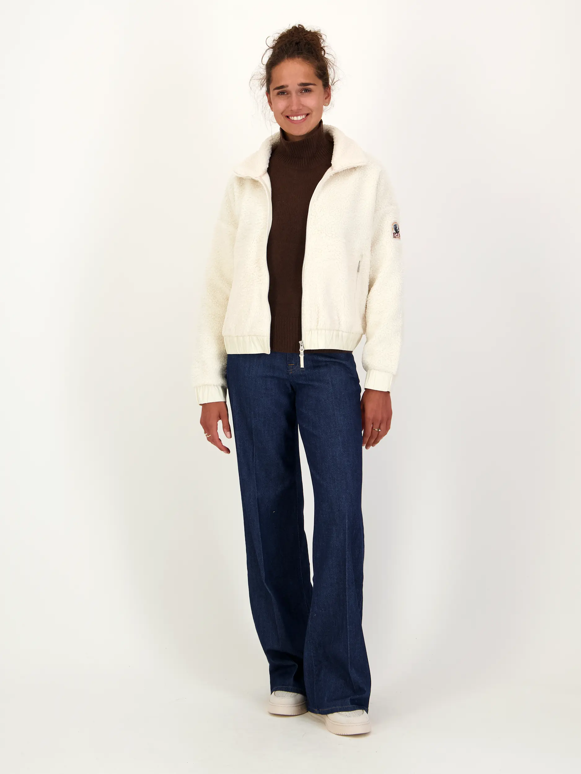 Teddyjacke 'Sori' - Artikel Teil eines Outfits getragen von einem Modell - Farbe: Weiß