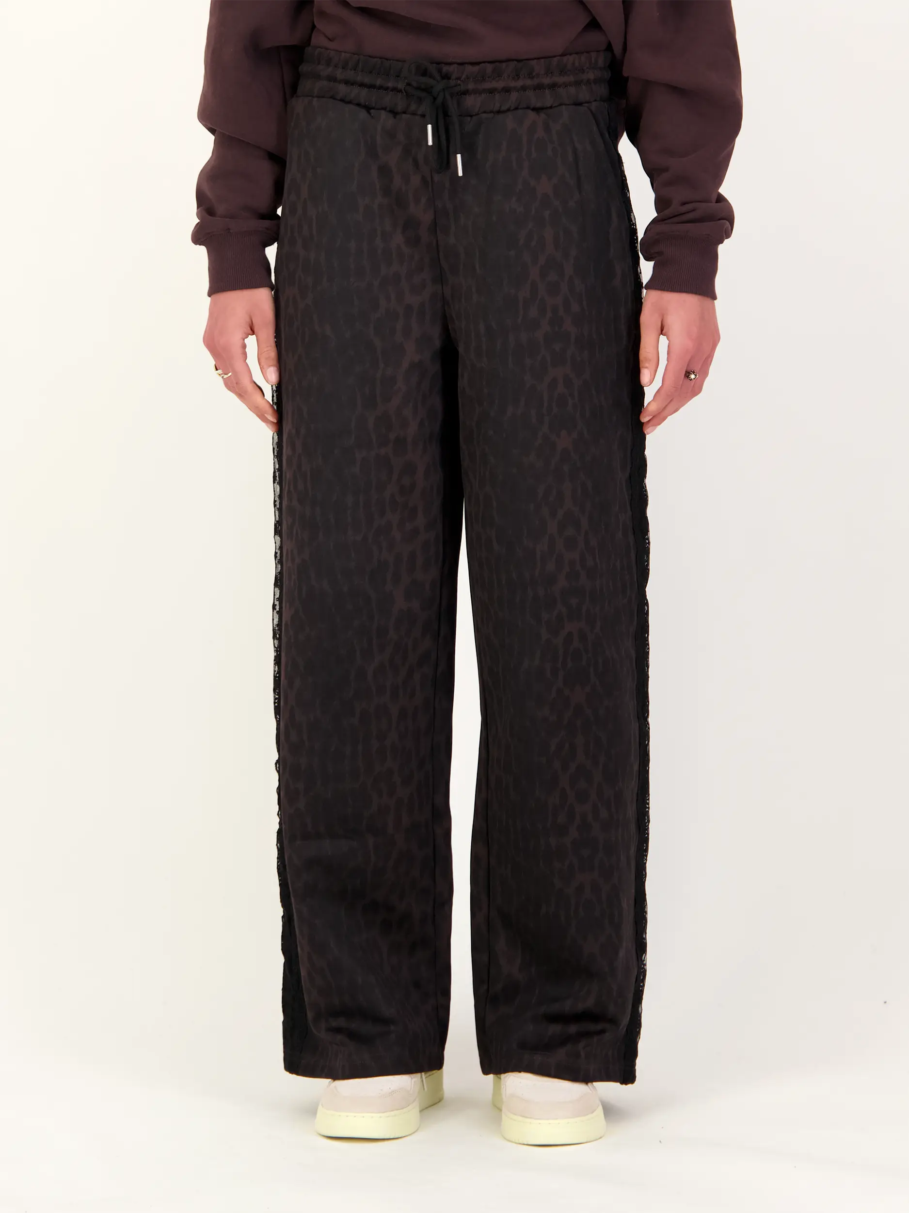 Sporthose 'Kael' mit Spitze - Artikel Vorderseite getragen von einem Modell - Farbe: Braun