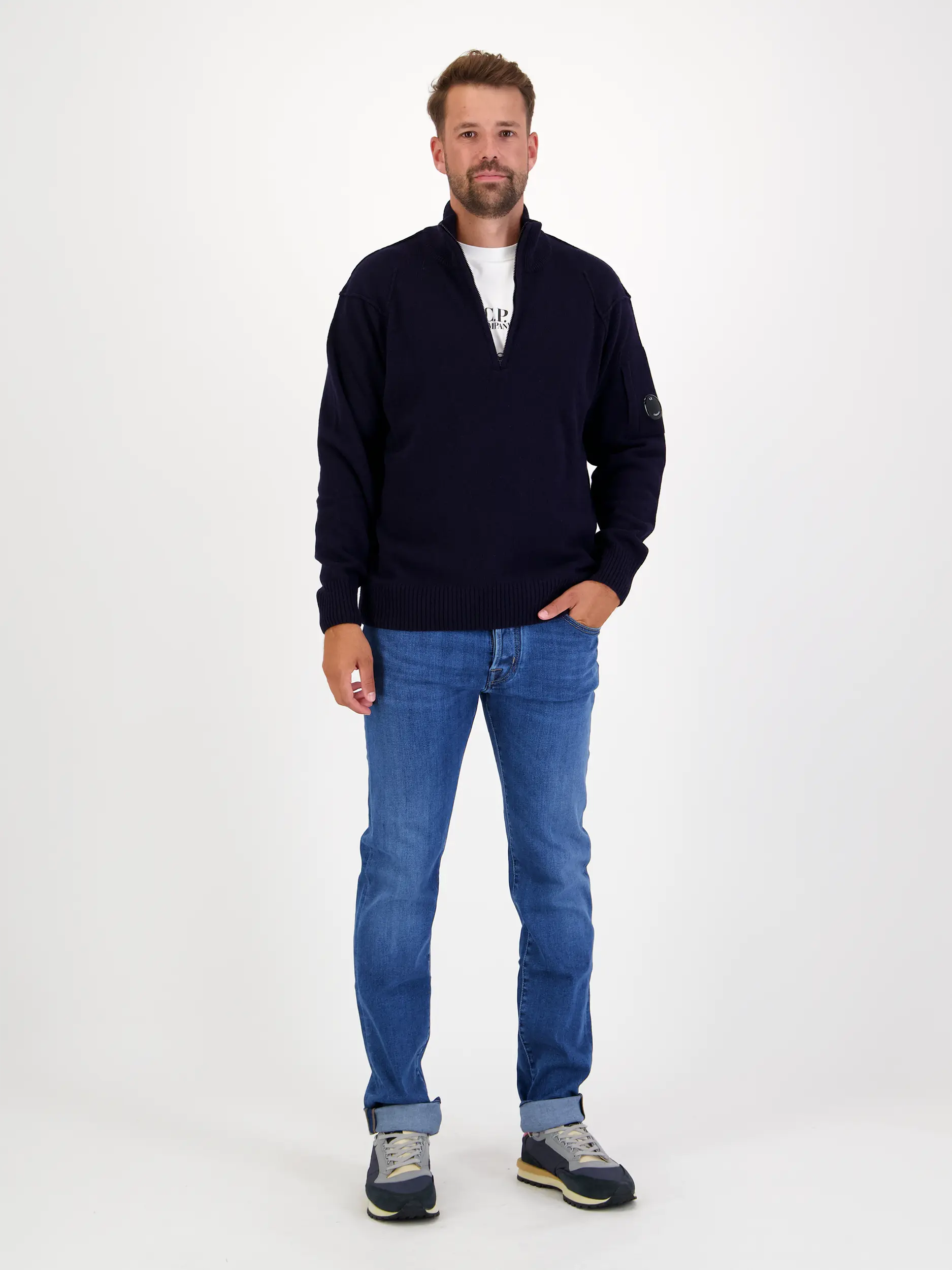 T-Shirt - Artikel Teil eines Outfits getragen von einem Modell - Farbe: Weiß